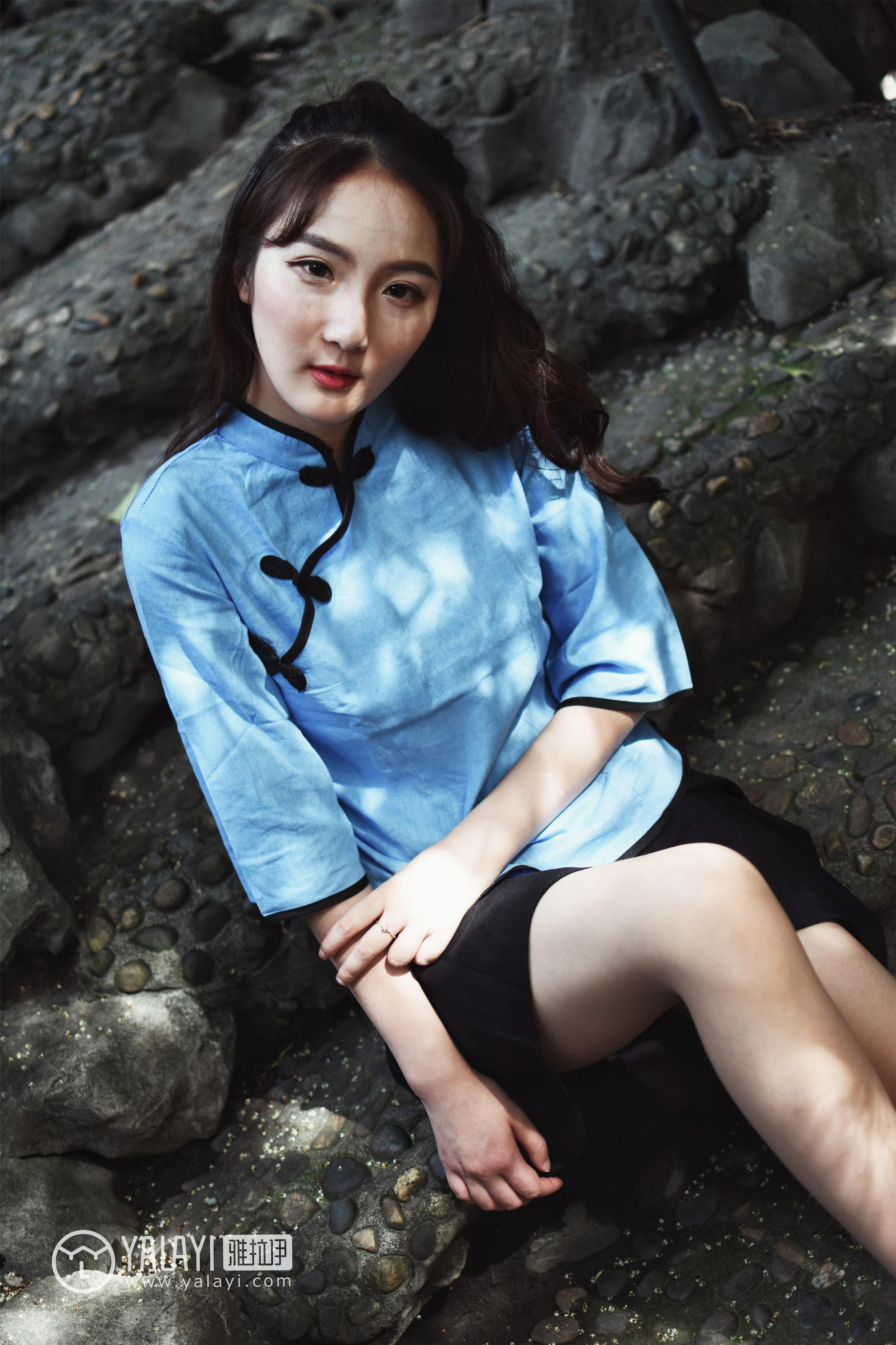 [YALAYI雅拉伊]NO.005 民国女孩叶肖肖 民国女生制服与白色短袖及黑色短裙加肉色丝袜美腿性感私房写真集第4张