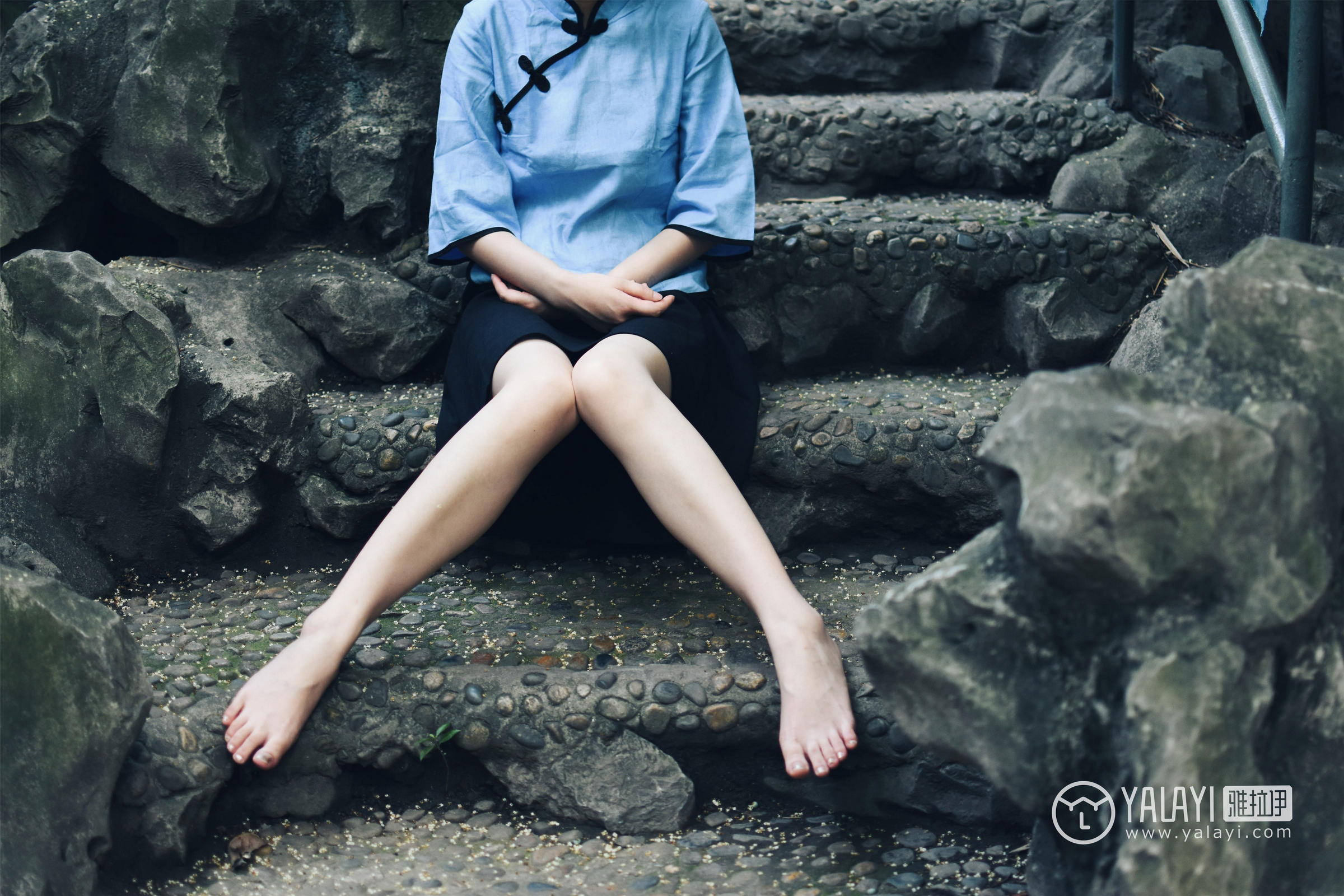 [YALAYI雅拉伊]NO.005 民国女孩叶肖肖 民国女生制服与白色短袖及黑色短裙加肉色丝袜美腿性感私房写真集第4张