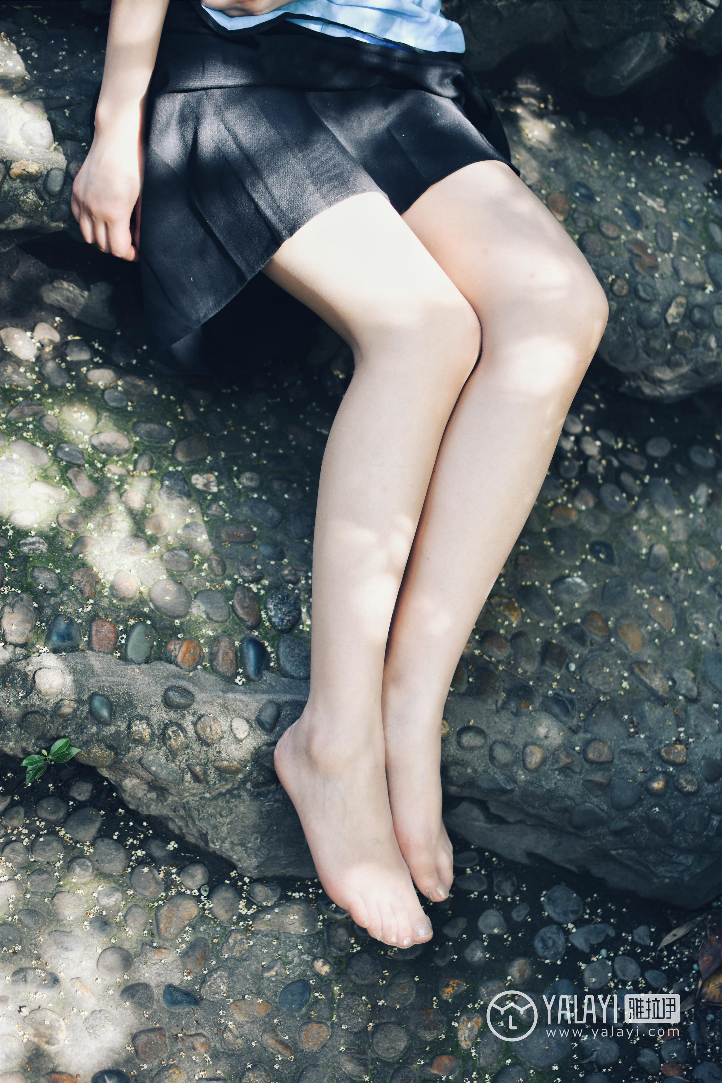 [YALAYI雅拉伊]NO.005 民国女孩叶肖肖 民国女生制服与白色短袖及黑色短裙加肉色丝袜美腿性感私房写真集第3张