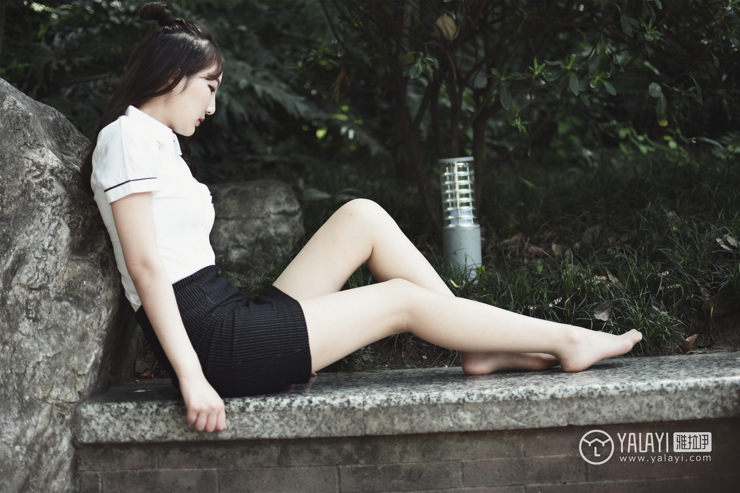 [YALAYI雅拉伊]NO.005 民国女孩叶肖肖 民国女生制服与白色短袖及黑色短裙加肉色丝袜美腿性感私房写真集第14张