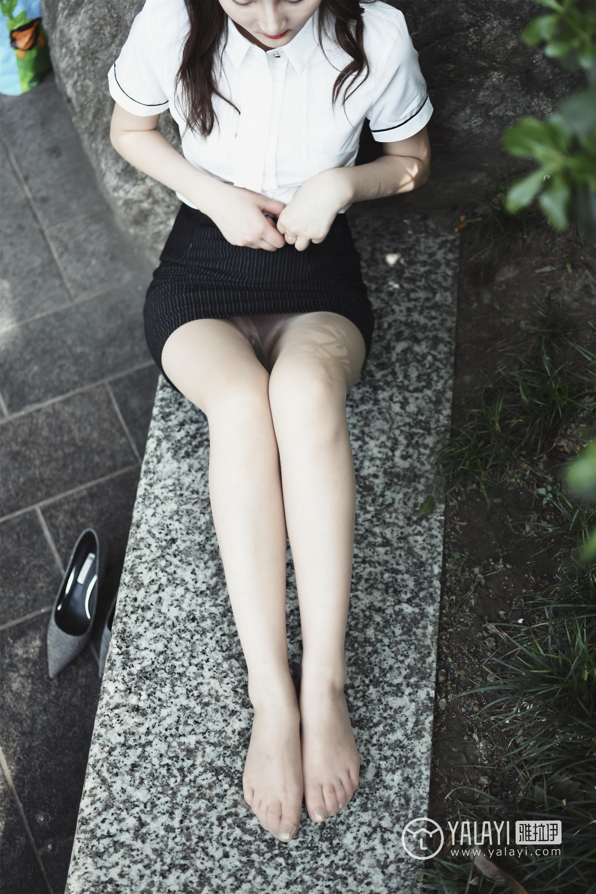 [YALAYI雅拉伊]NO.005 民国女孩叶肖肖 民国女生制服与白色短袖及黑色短裙加肉色丝袜美腿性感私房写真集第14张