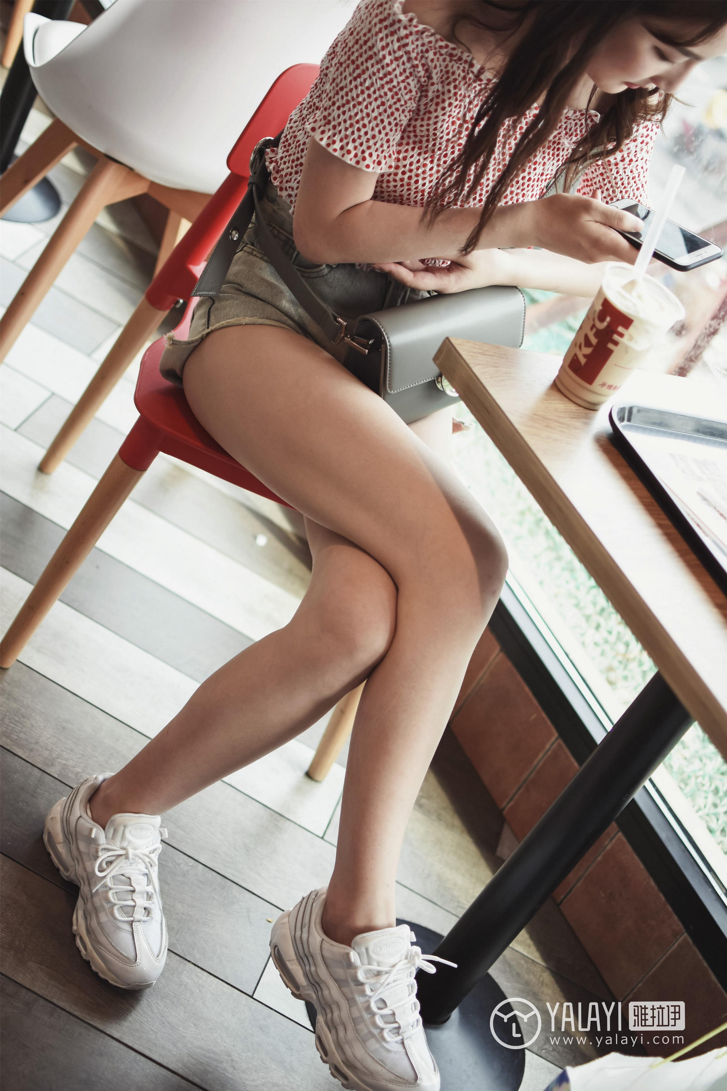 [YALAYI雅拉伊]NO.006 乐园女孩叶肖肖 抹胸短袖加性感短裤私房写真集第15张