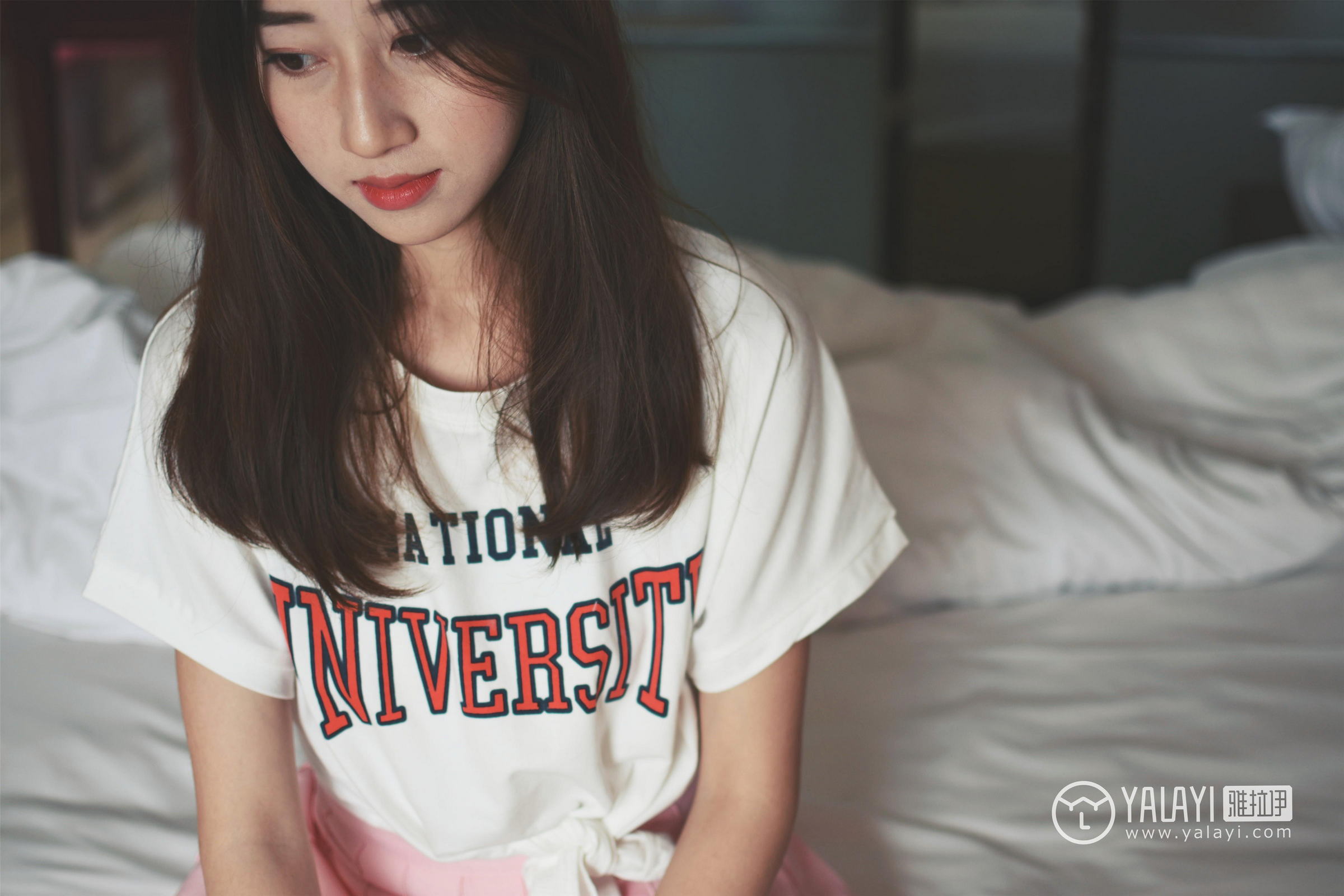 [YALAYI雅拉伊]NO.010 可爱啦啦队服 木晓雨 白色短袖与粉色短裙加肉色丝袜美腿性感私房写真集第9张