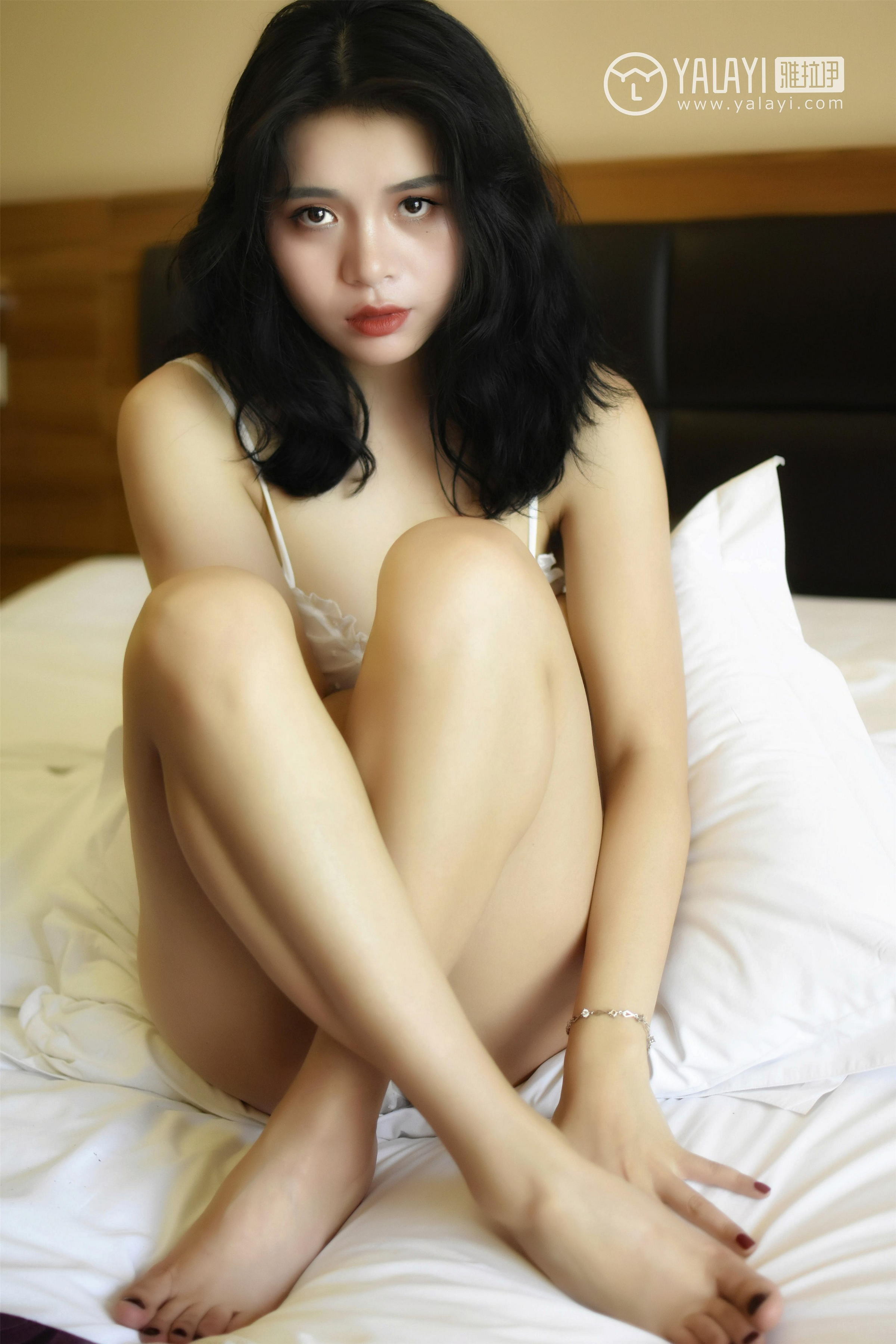 [YALAYI雅拉伊]NO.011 心蕊的睡衣魅惑 米心蕊 黑色蕾丝内衣加黑色情趣渔网袜性感私房写真集第6张