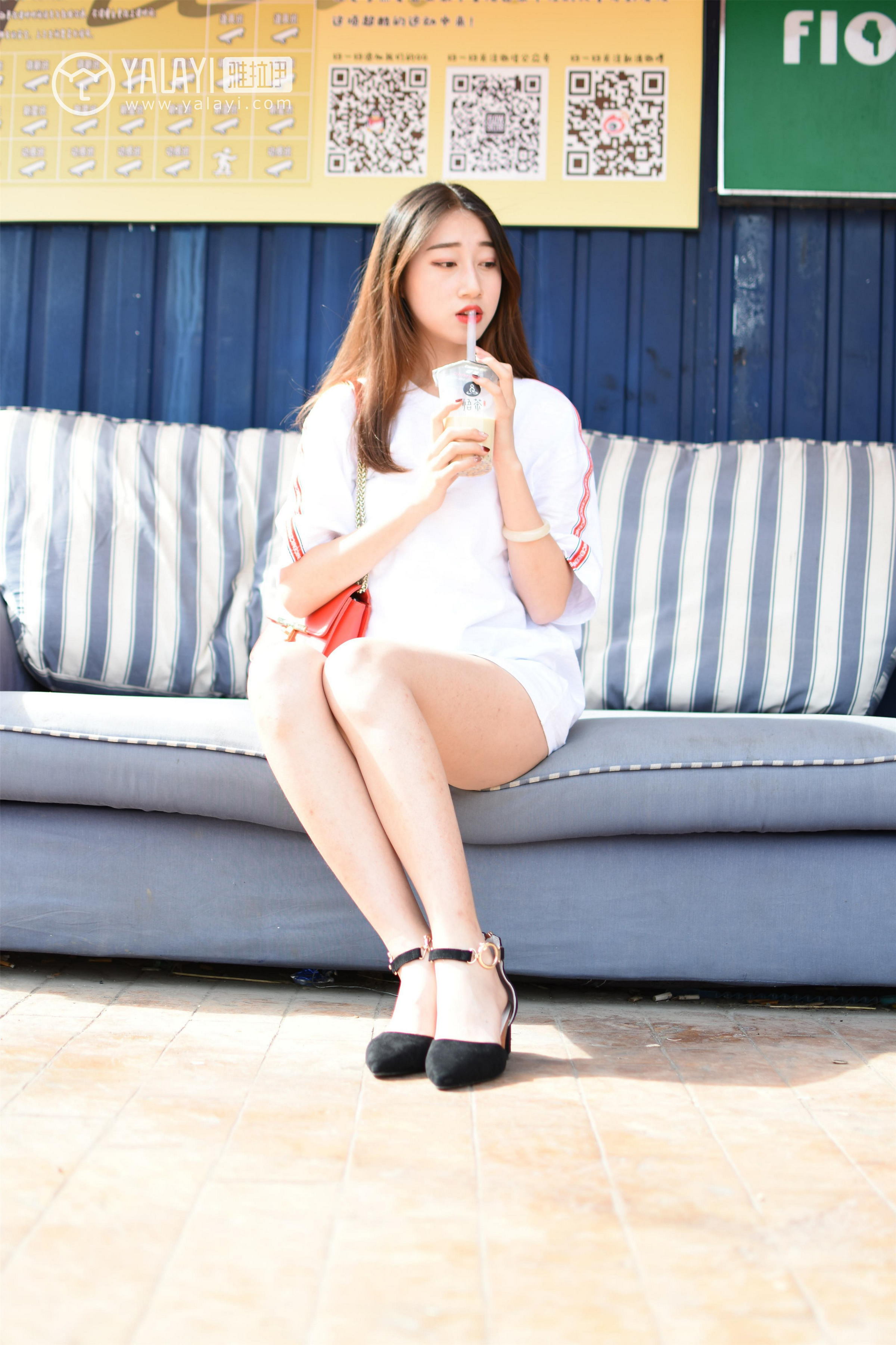 [YALAYI雅拉伊]NO.013 阳光下的裸腿单车 木晓雨 白色连身短袖加牛仔热裤性感私房写真集第2张