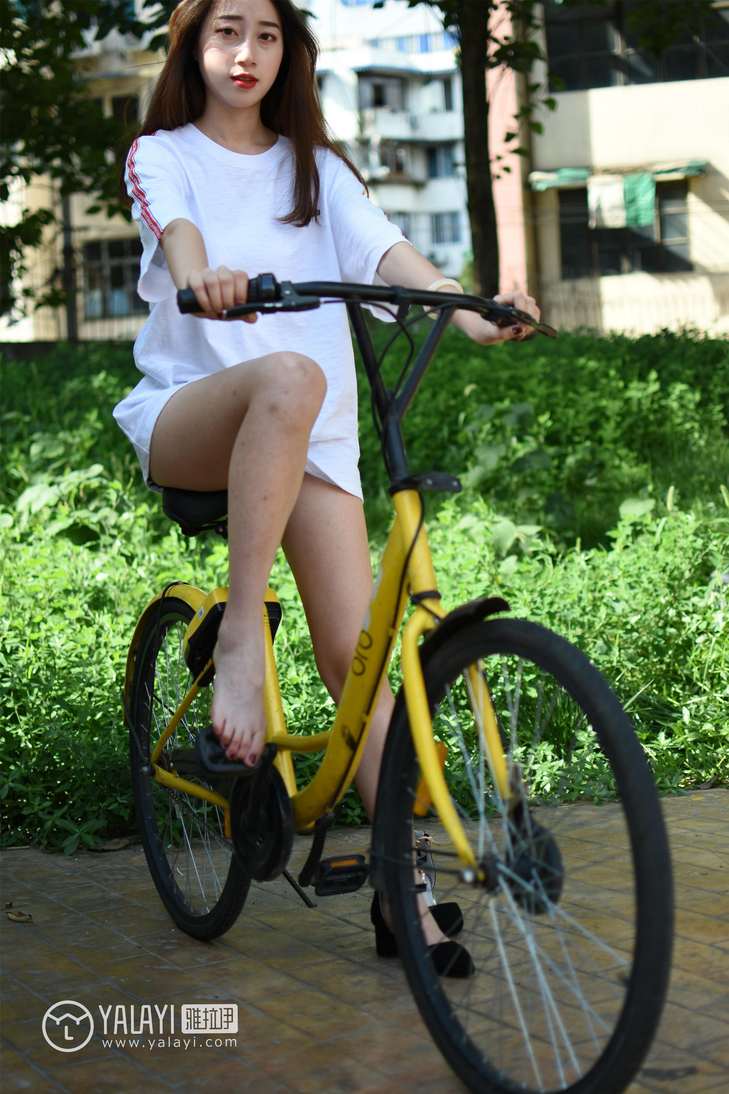 [YALAYI雅拉伊]NO.013 阳光下的裸腿单车 木晓雨 白色连身短袖加牛仔热裤性感私房写真集第9张