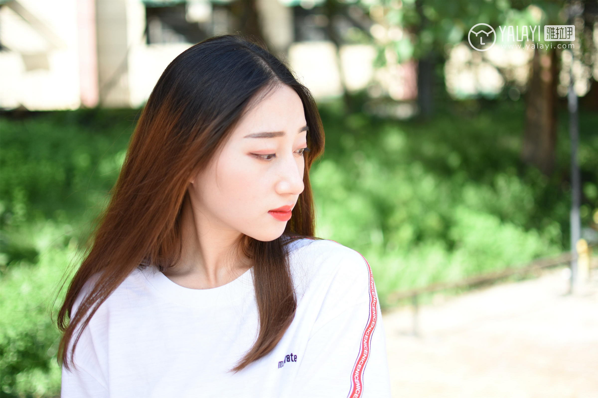 [YALAYI雅拉伊]NO.013 阳光下的裸腿单车 木晓雨 白色连身短袖加牛仔热裤性感私房写真集第19张