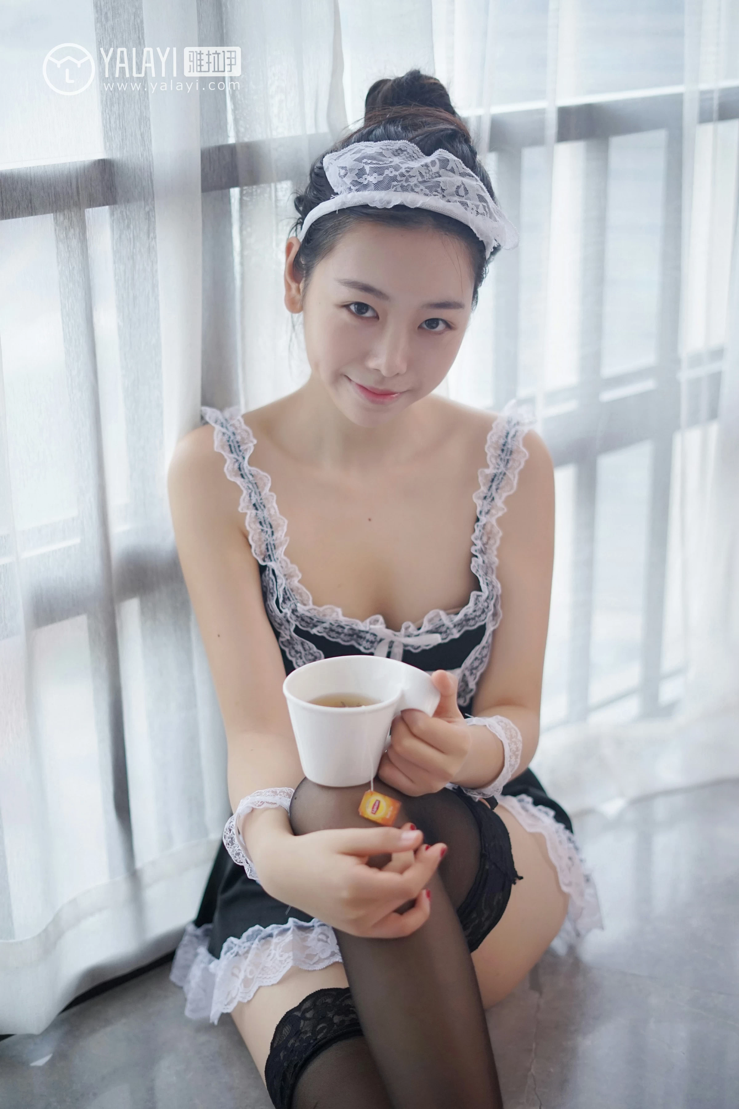 [YALAYI雅拉伊]NO.021 少女女仆 严冰冰 性感制服与黑色透视情趣内衣裙私房写真集第4张