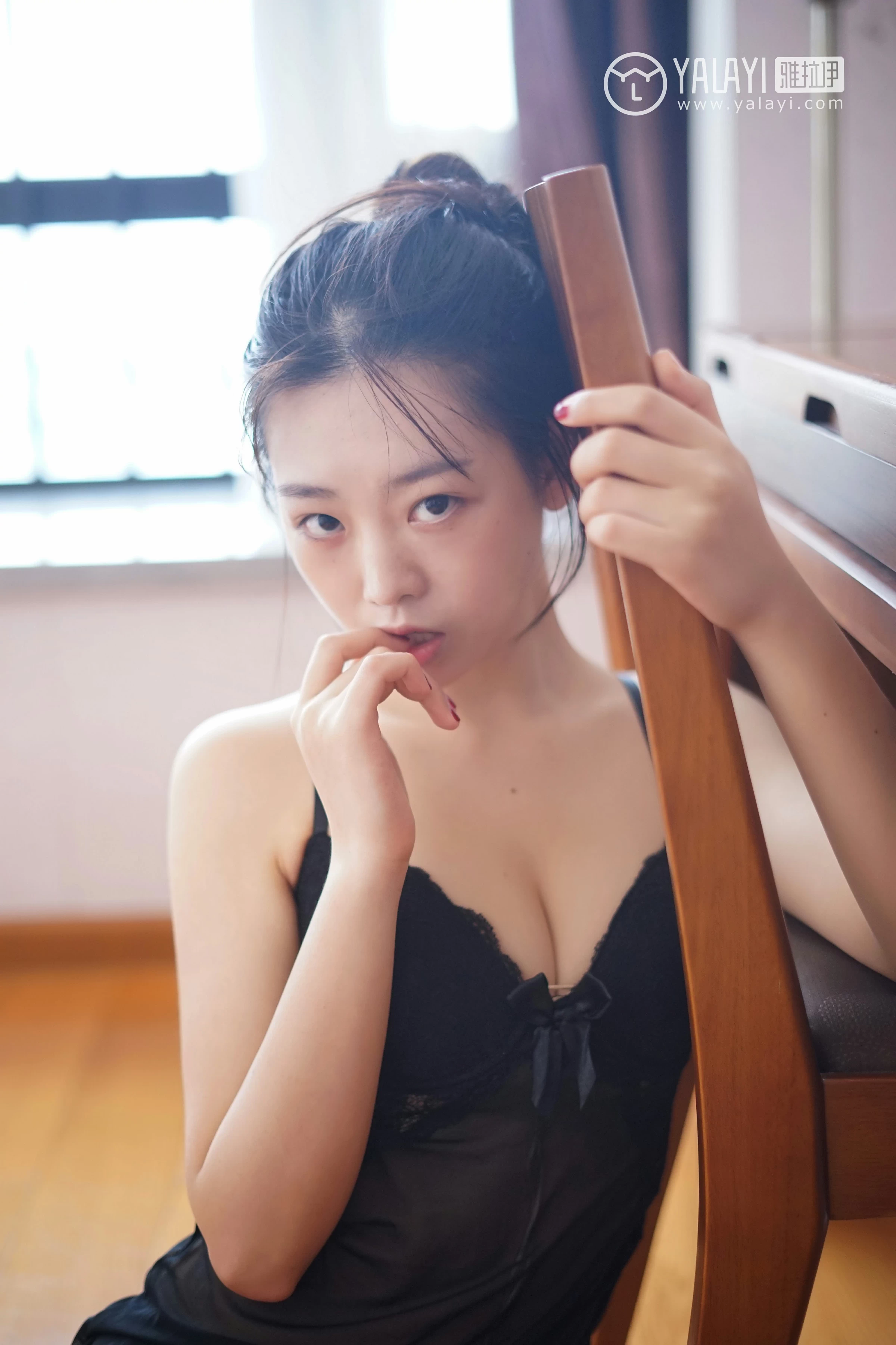 [YALAYI雅拉伊]NO.021 少女女仆 严冰冰 性感制服与黑色透视情趣内衣裙私房写真集第12张