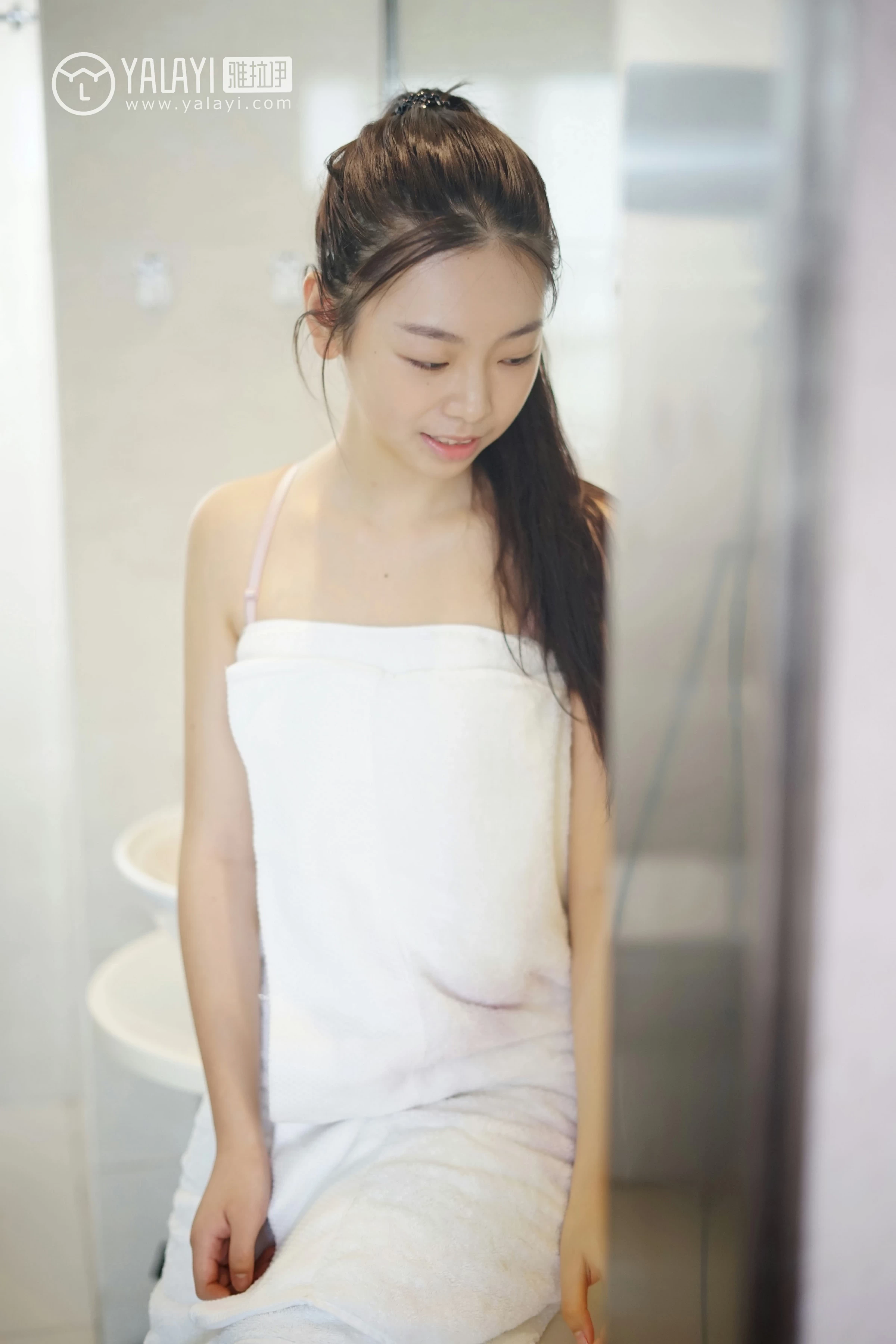 [YALAYI雅拉伊]NO.022 私房物语 严冰冰 黑色紧身制服加格子短裙与白色浴袍性感私房写真集第9张