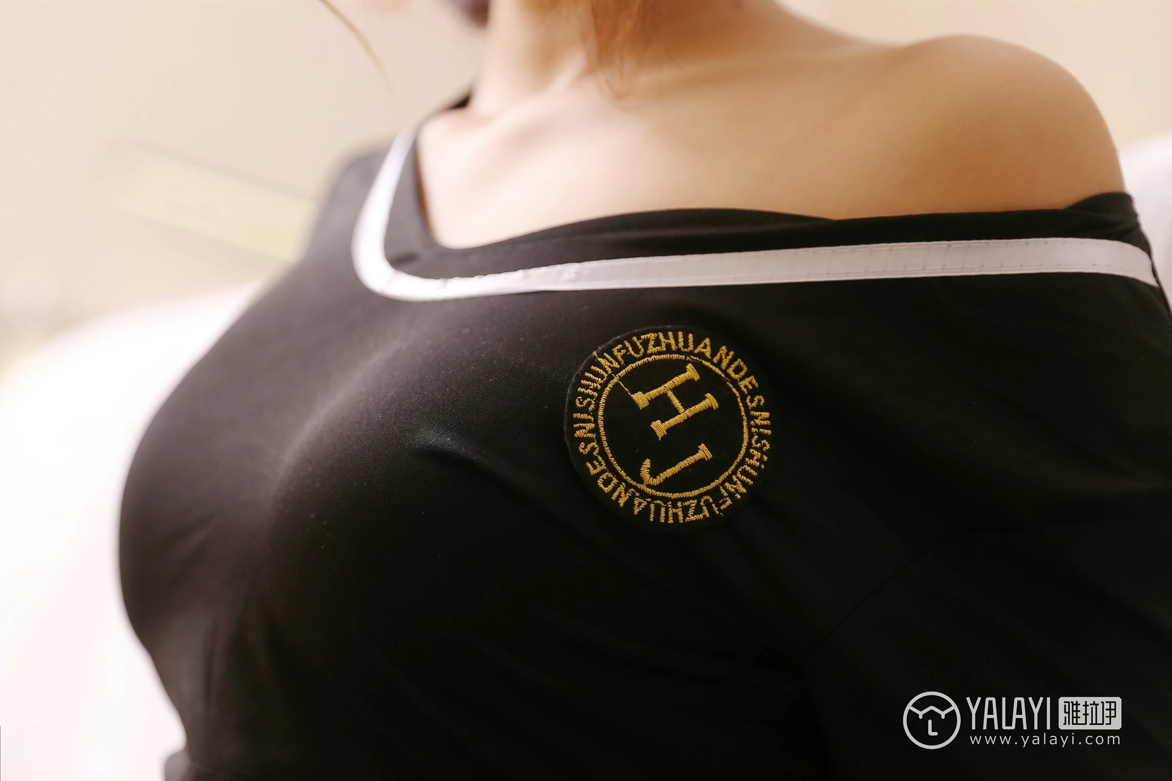 [YALAYI雅拉伊]NO.023 性感情趣学院风 兔洱 黑色情趣制服与短裙加黑色丝袜美腿私房写真集第7张