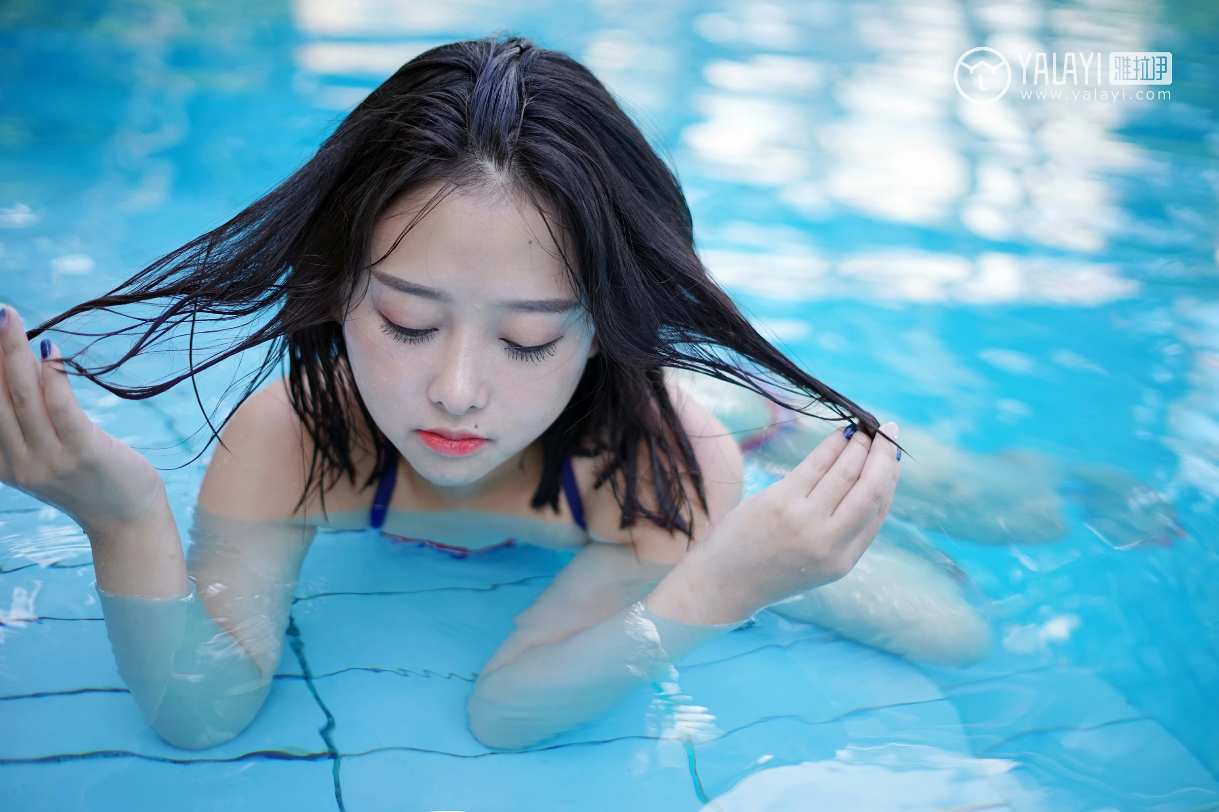 [YALAYI雅拉伊]NO.024 夏日时光 王小淼 彩色比基尼泳装与蓝色浴巾性感私房写真集第9张