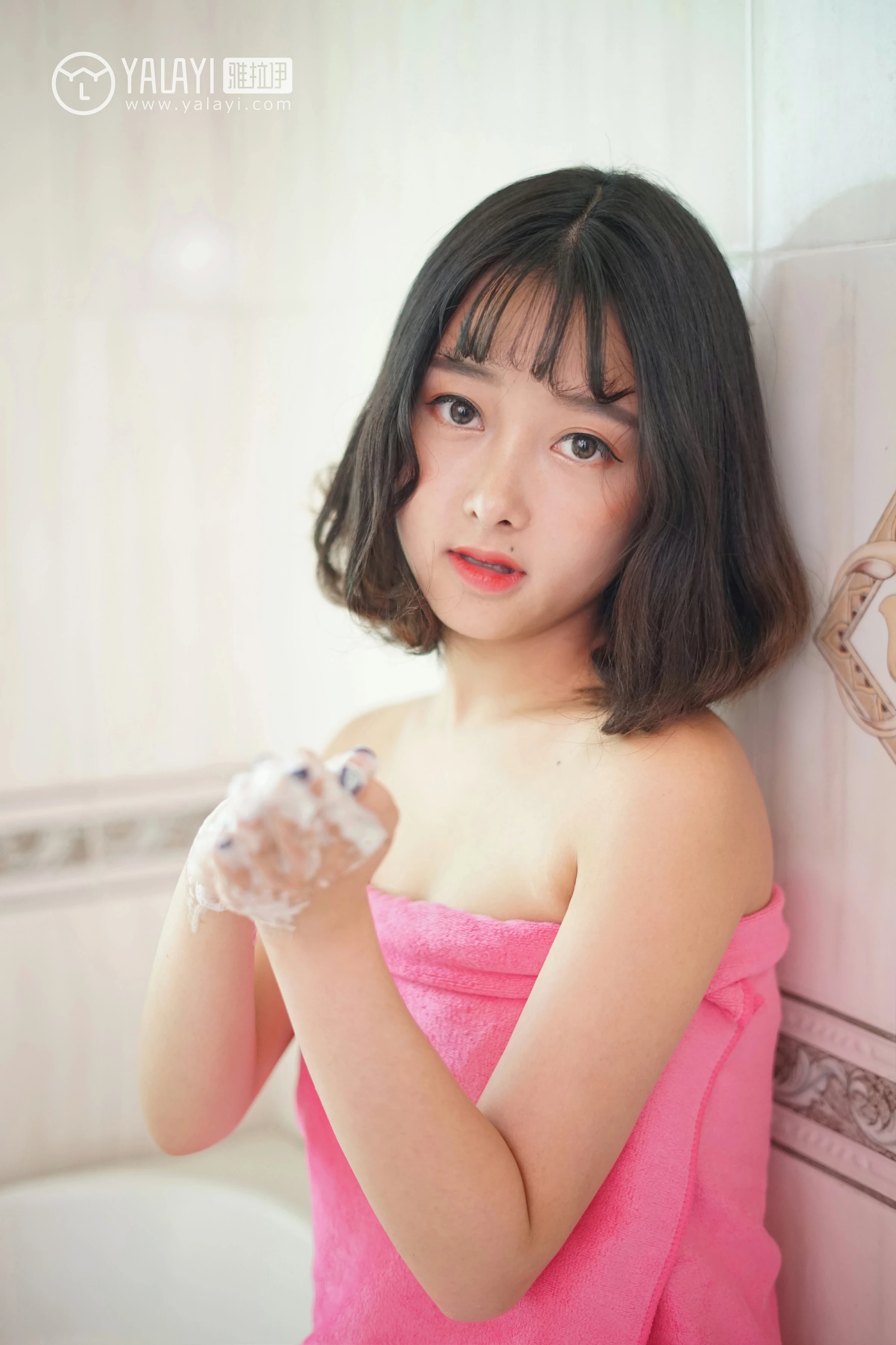 [YALAYI雅拉伊]NO.025 醉在红酒杯里 王小淼 红色蕾丝塑身内衣与红色浴袍性感私房写真集第11张