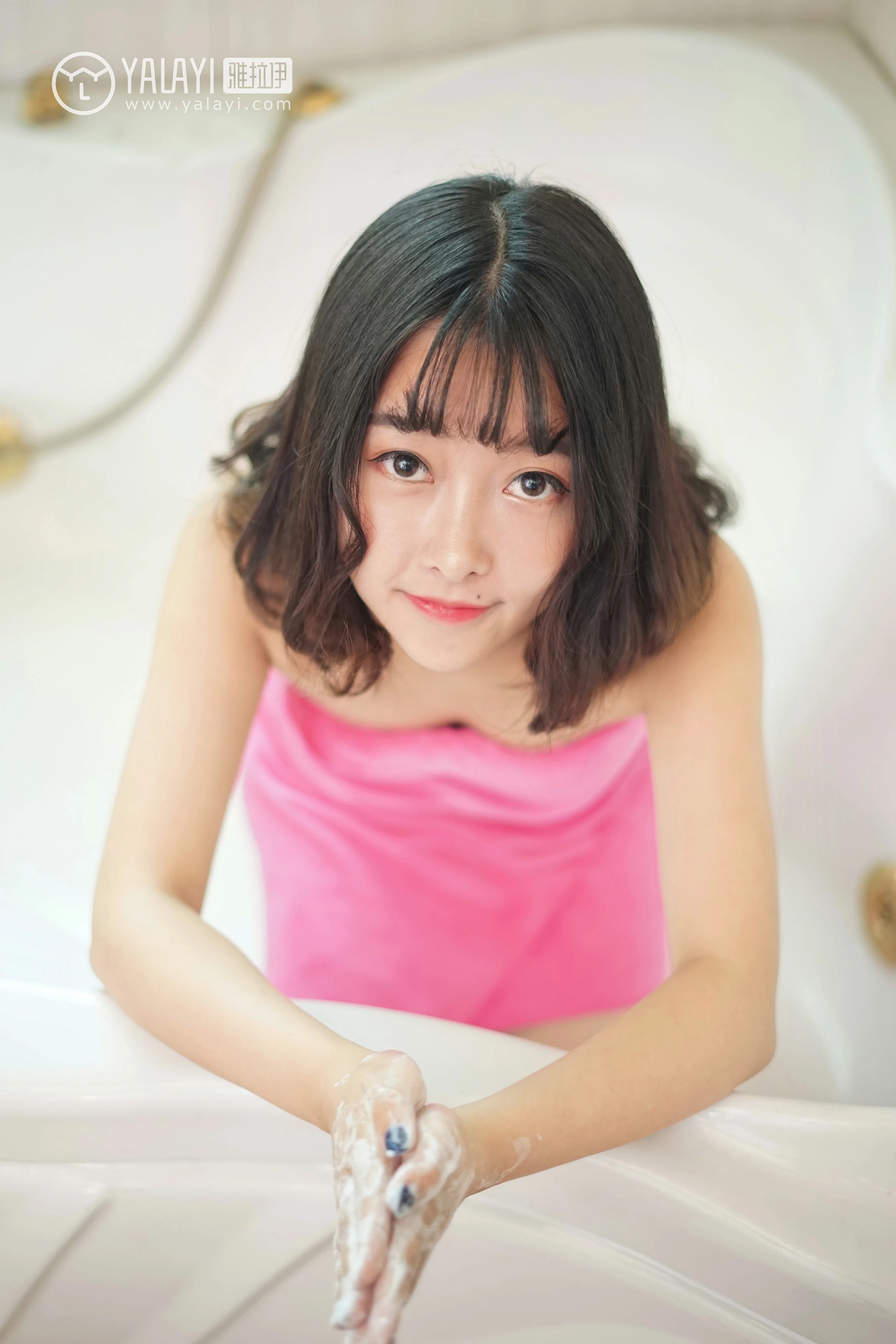 [YALAYI雅拉伊]NO.025 醉在红酒杯里 王小淼 红色蕾丝塑身内衣与红色浴袍性感私房写真集第12张