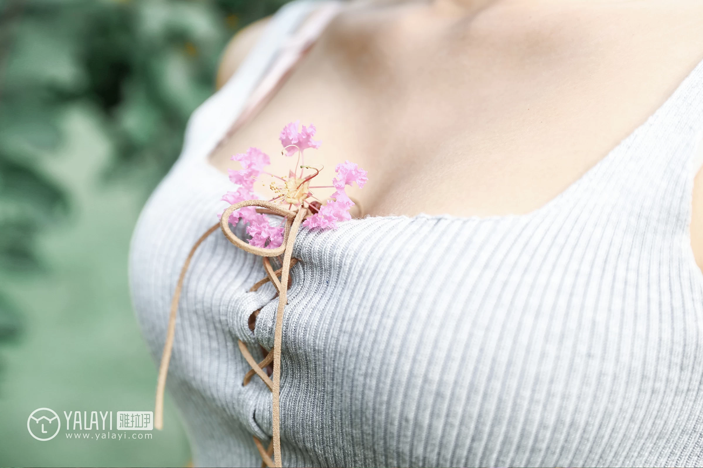 [YALAYI雅拉伊]NO.026 花儿少女 兔洱 白色背心加牛仔热裤性感私房写真集第4张