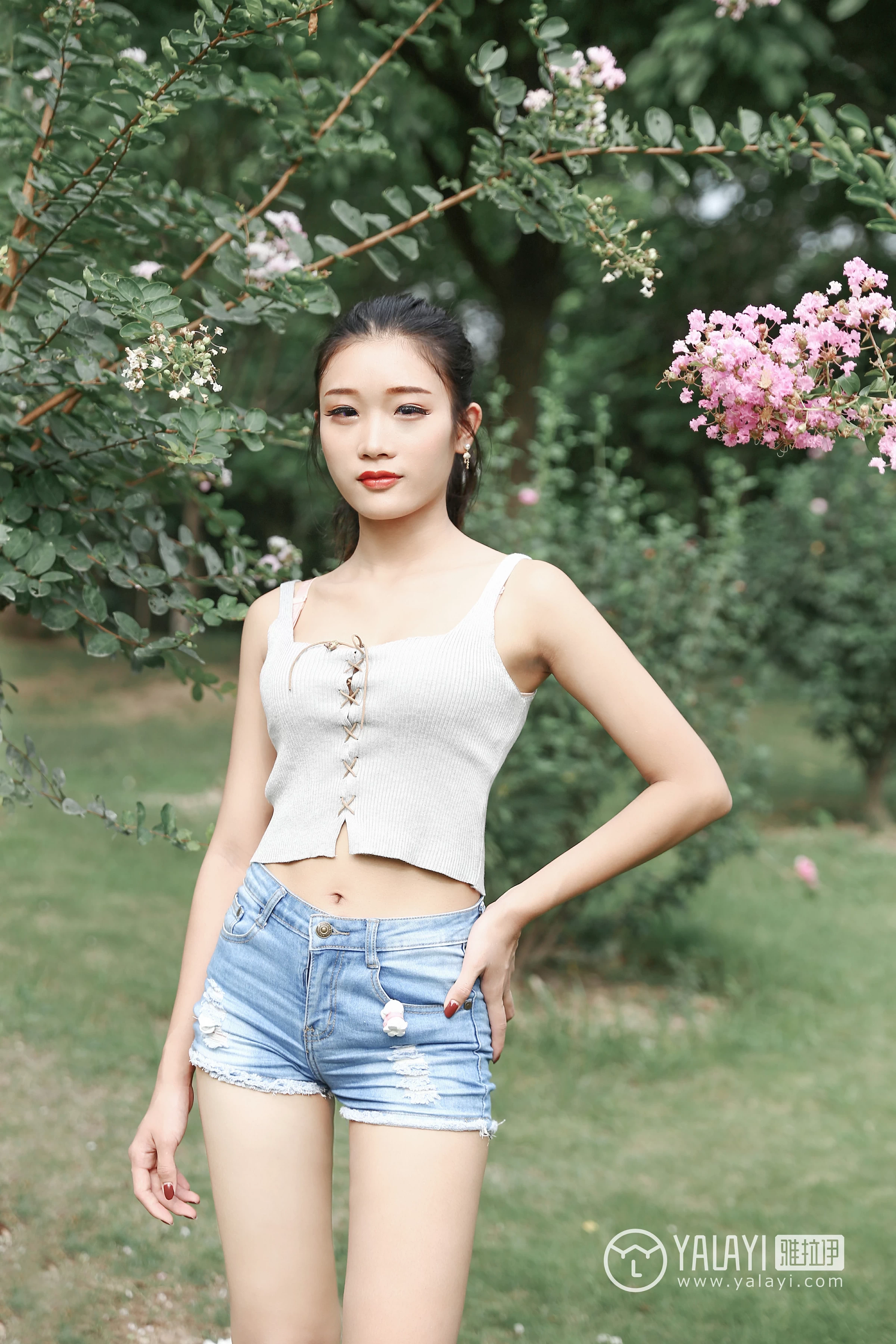 [YALAYI雅拉伊]NO.026 花儿少女 兔洱 白色背心加牛仔热裤性感私房写真集第4张