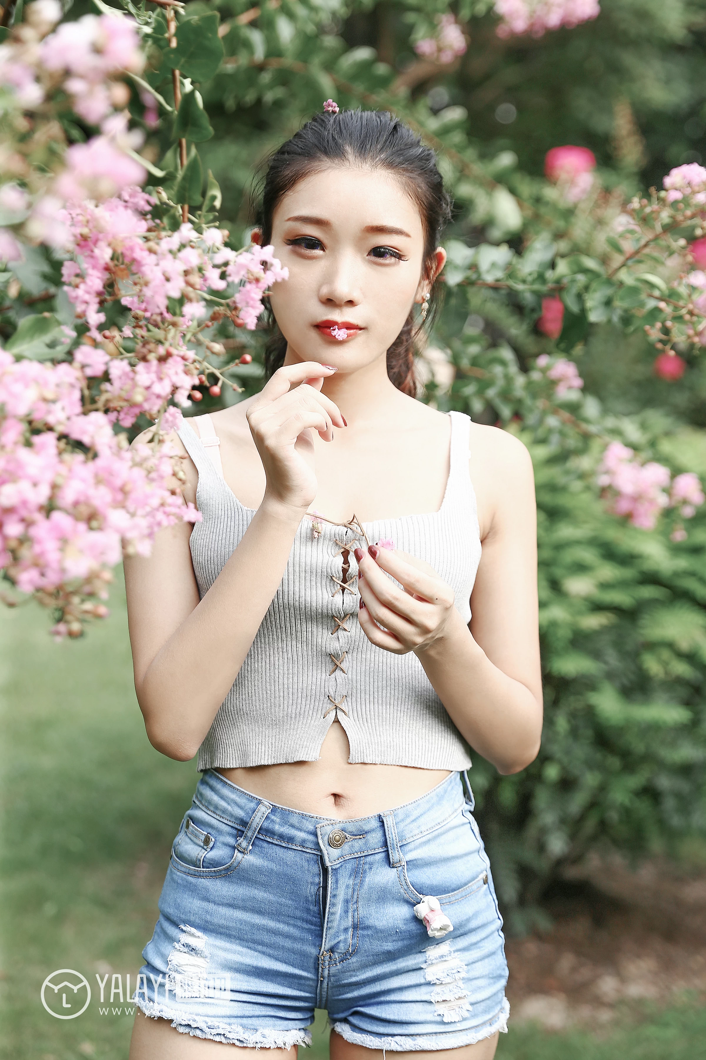 [YALAYI雅拉伊]NO.026 花儿少女 兔洱 白色背心加牛仔热裤性感私房写真集第6张