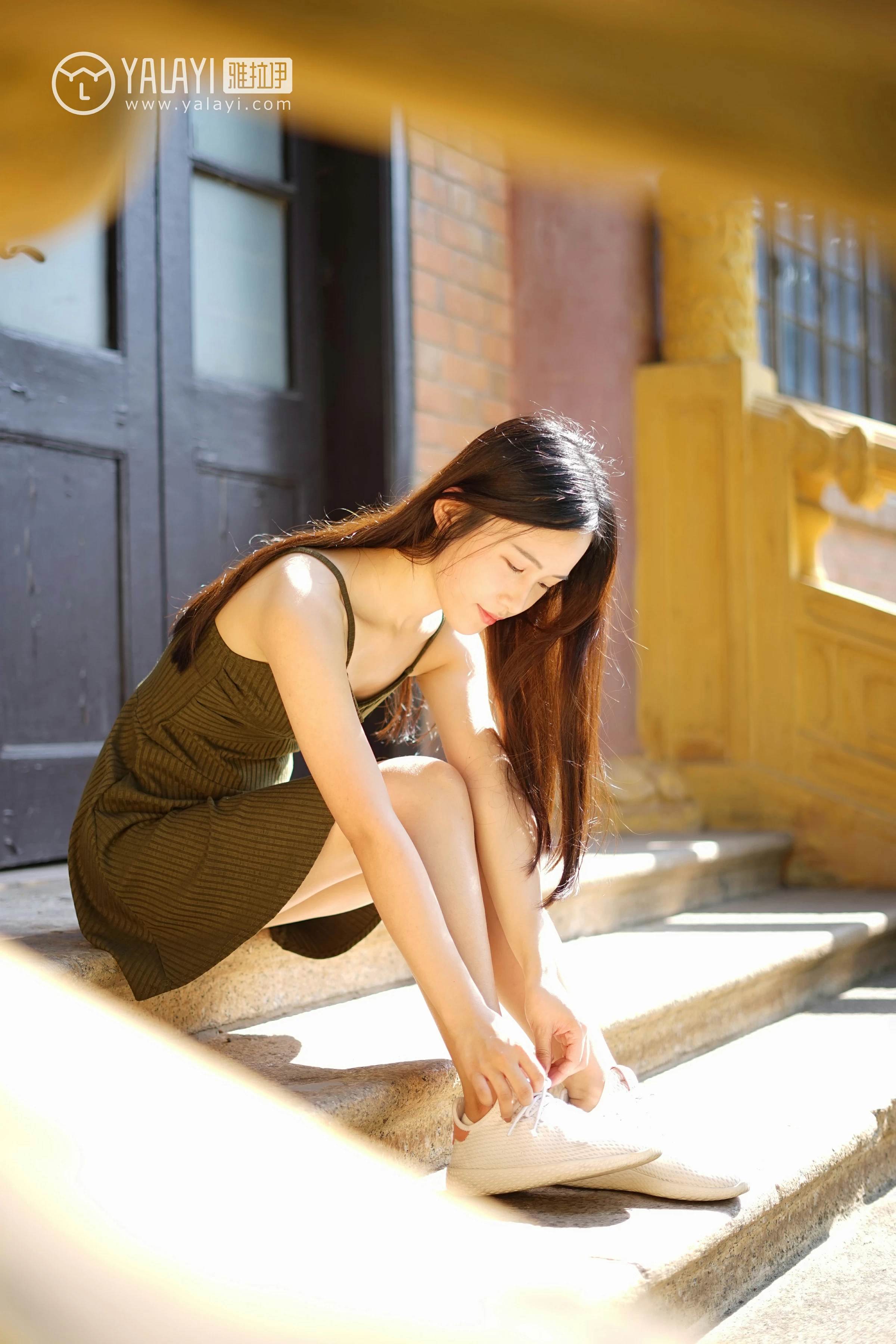 [YALAYI雅拉伊]NO.027 校园邂逅 卡柔 白色短袖加灰色短裙与吊带连衣裙性感私房写真集第8张