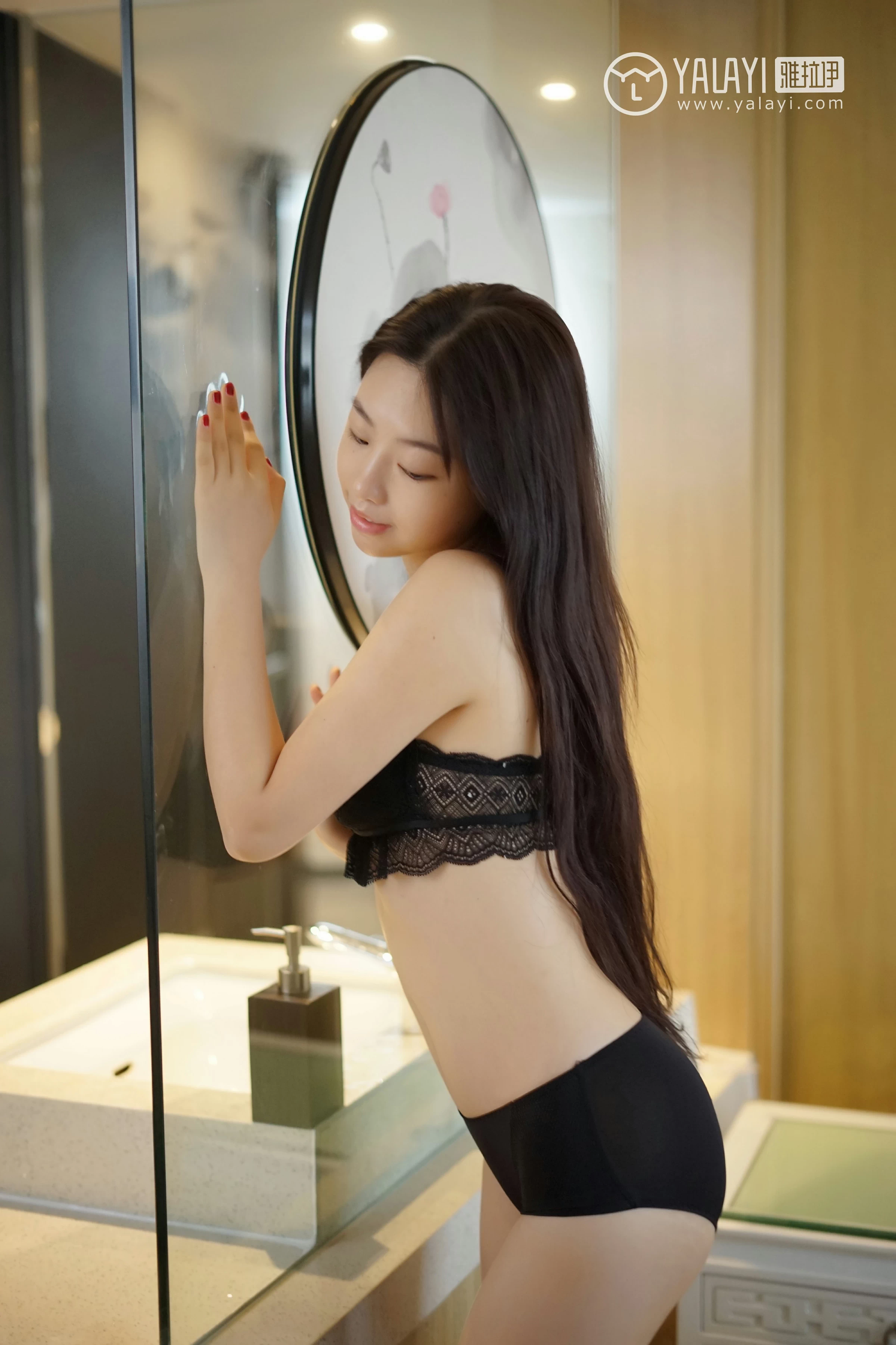 [YALAYI雅拉伊]NO.018 水嫩红颜 严冰冰 黑色透视连衣裙加黑色蕾丝内衣性感私房写真集第6张