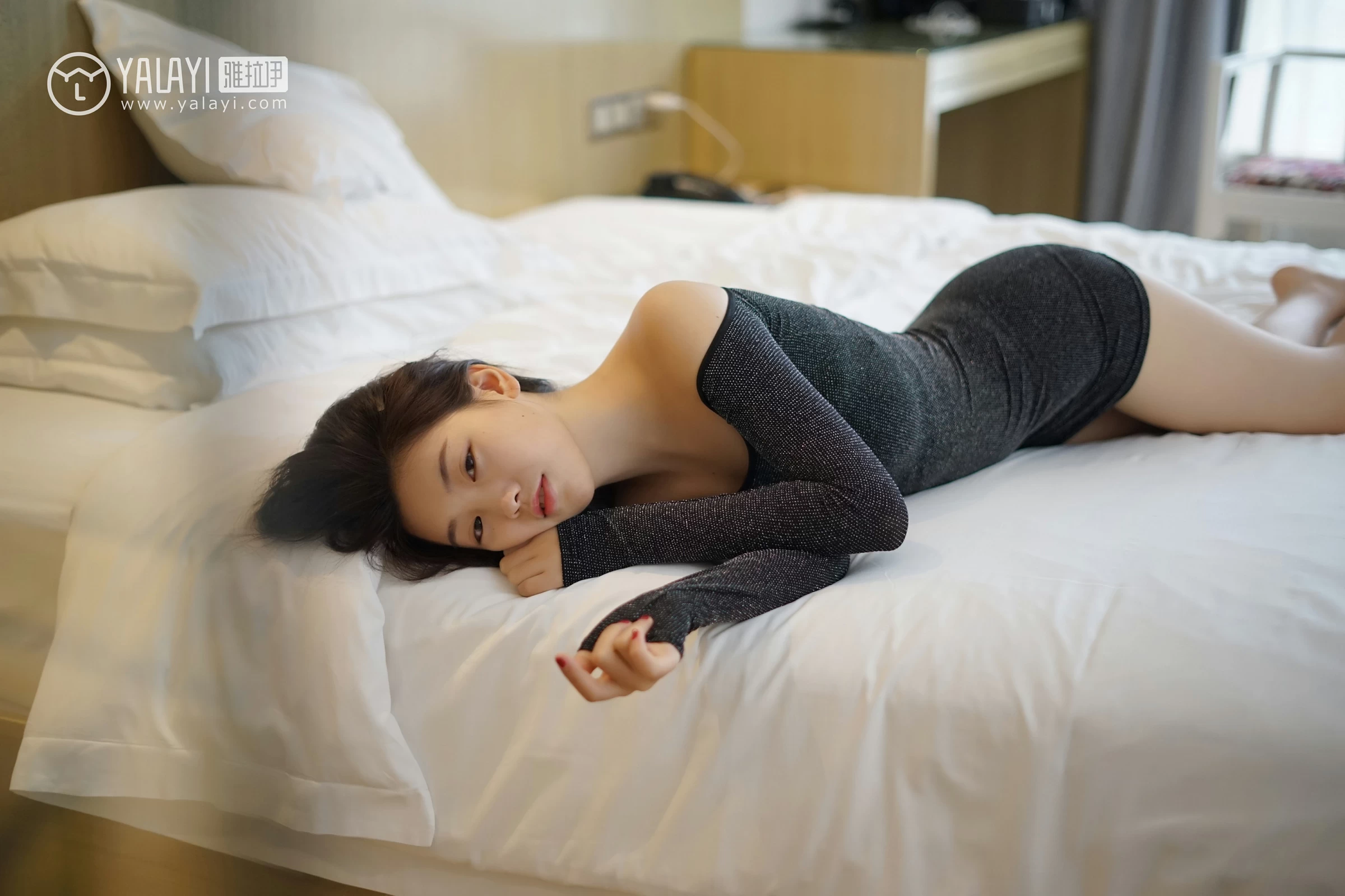 [YALAYI雅拉伊]NO.019 滚床单的诱惑 严冰冰 黑色紧身抹胸连衣裙性感私房写真集第13张