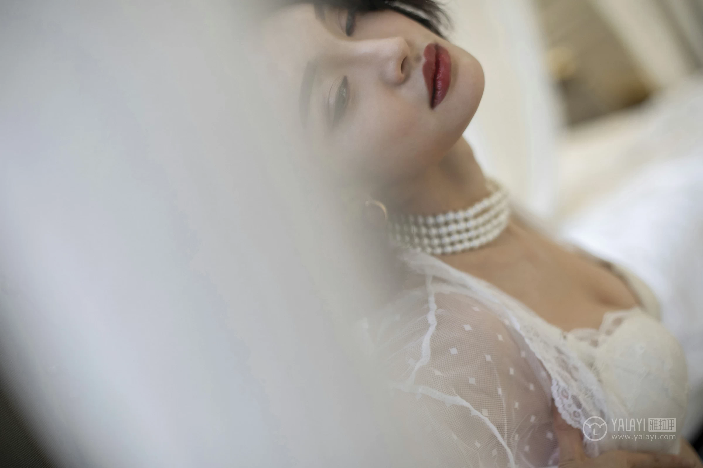[YALAYI雅拉伊]No.187 盼兮 王艺颖 透视镂空睡衣与白色蕾丝内衣加白色情趣渔网袜性感私房写真集第8张