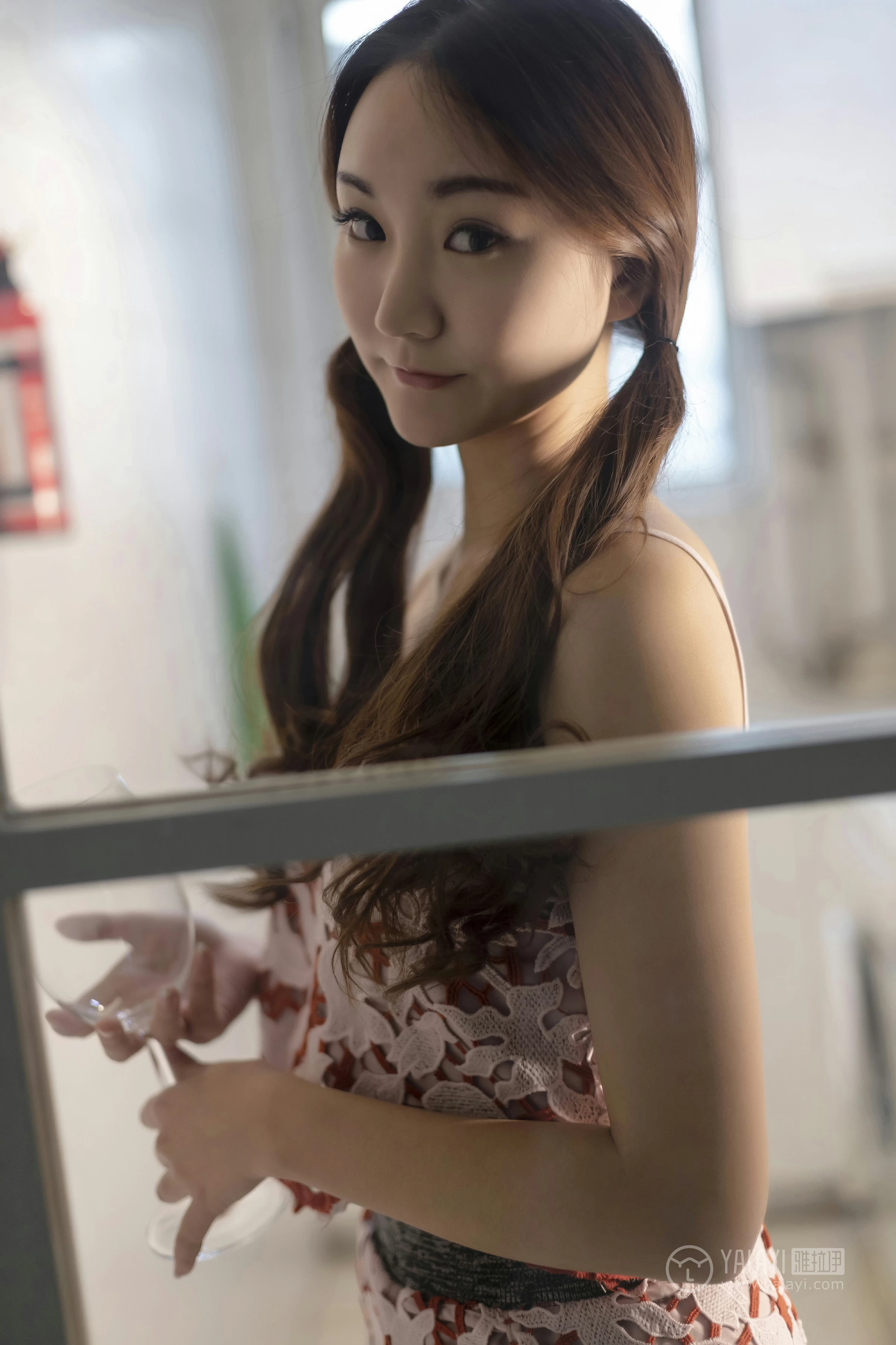 [YALAYI雅拉伊]No.231 《贤妻》 丁煊彤 红色吊带连衣裙居家性感私房写真集第5张