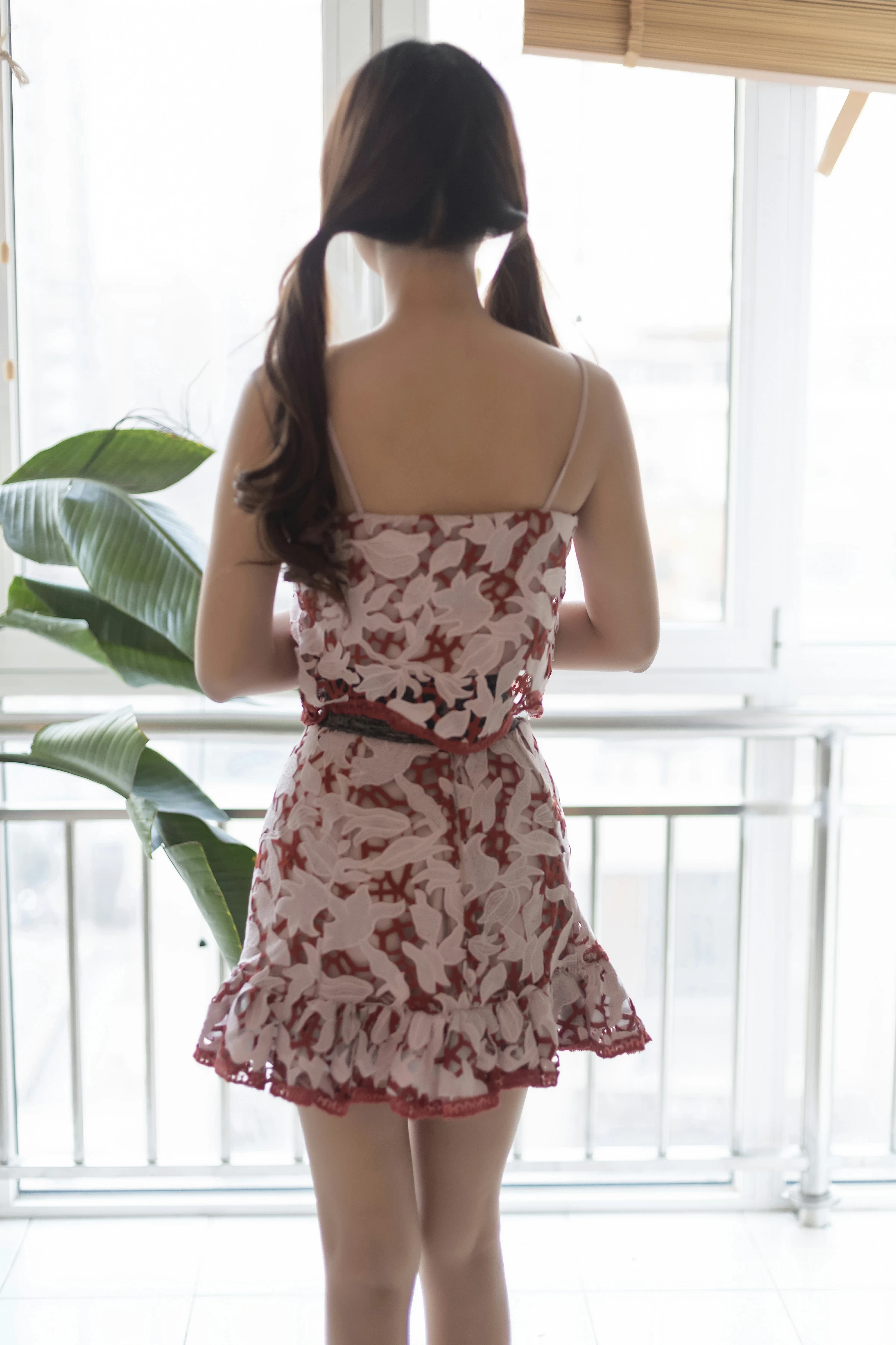 [YALAYI雅拉伊]No.231 《贤妻》 丁煊彤 红色吊带连衣裙居家性感私房写真集第6张