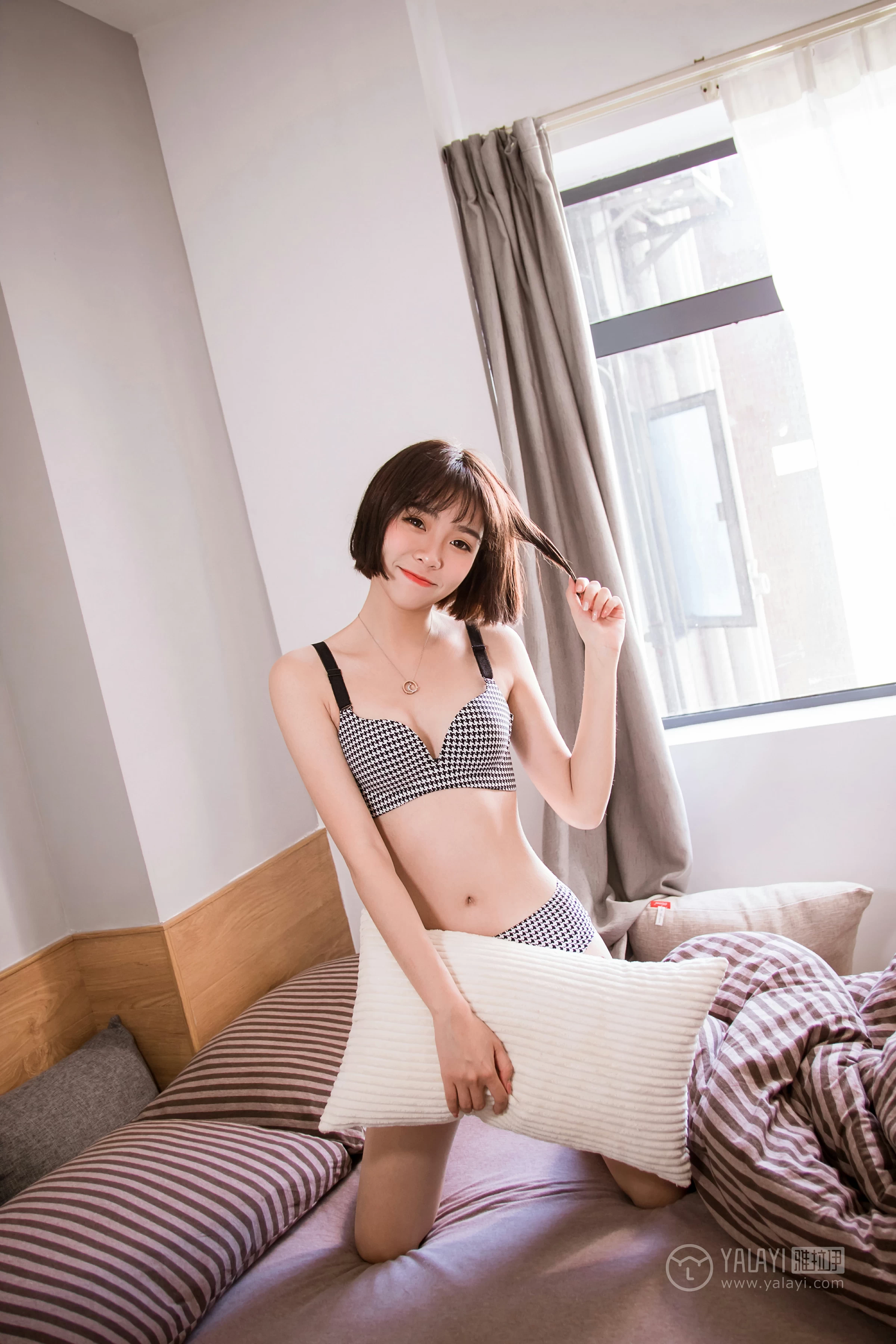 [YALAYI雅拉伊]No.232 《少女的早餐》 小杨 灰色短袖加格子内衣性感私房写真集第3张