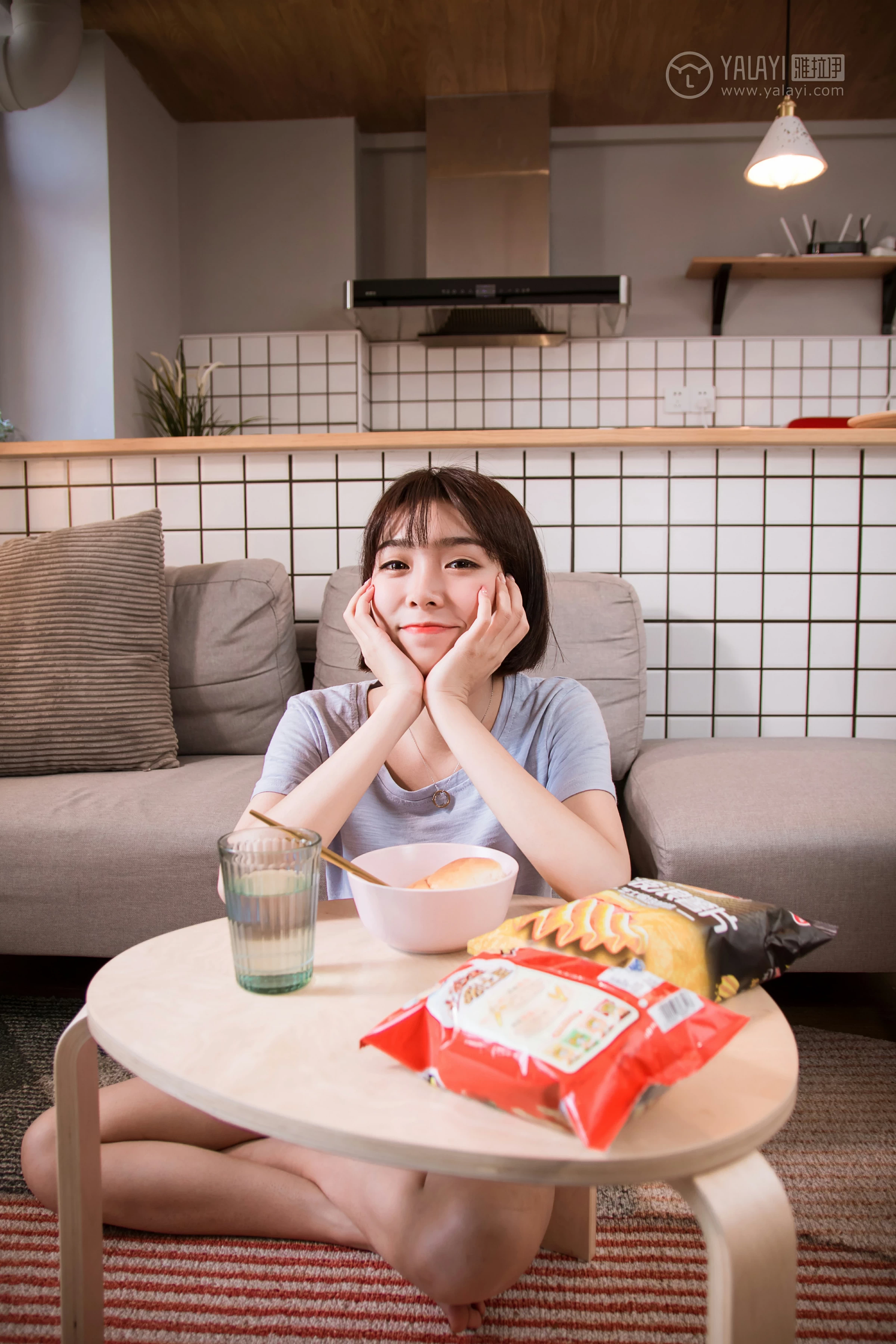 [YALAYI雅拉伊]No.232 《少女的早餐》 小杨 灰色短袖加格子内衣性感私房写真集第10张