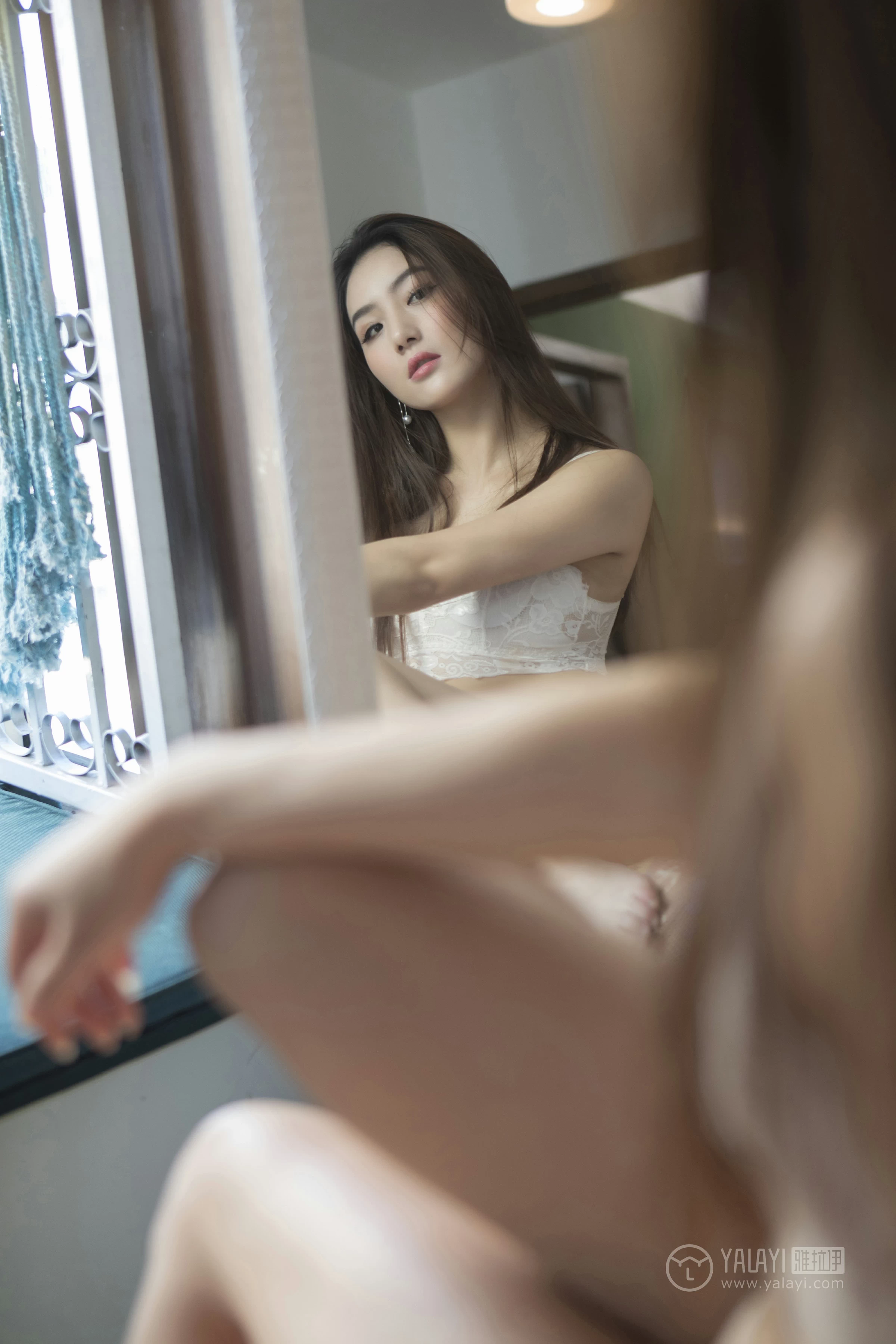 [YALAYI雅拉伊]No.252 白蔷薇 徐雅熙 白色衬衫加白色蕾丝内衣性感私房写真集第2张