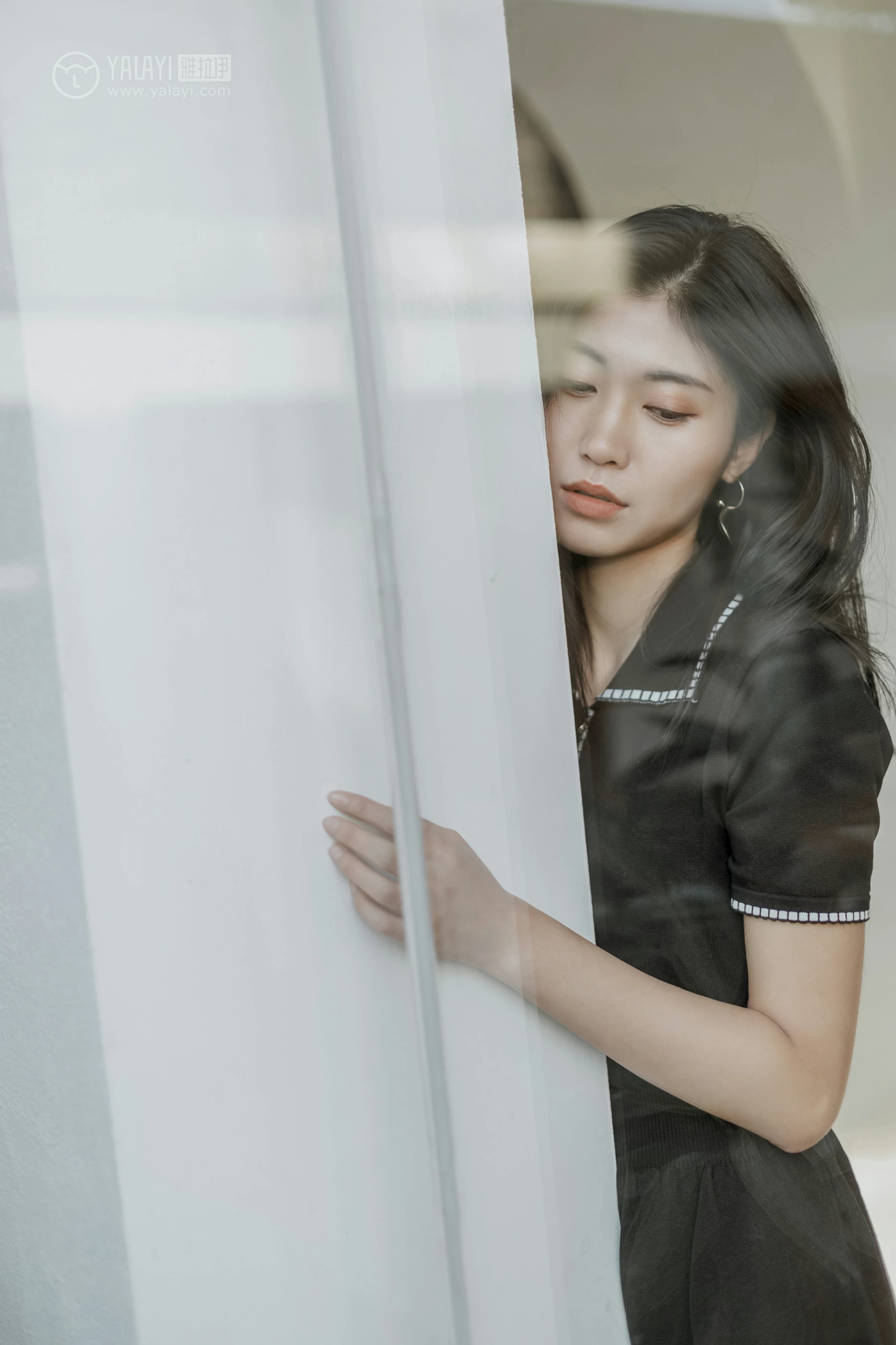 [YALAYI雅拉伊]No.255 款款情深 乔妹儿 黑色收腰连衣裙居家私房写真集第12张