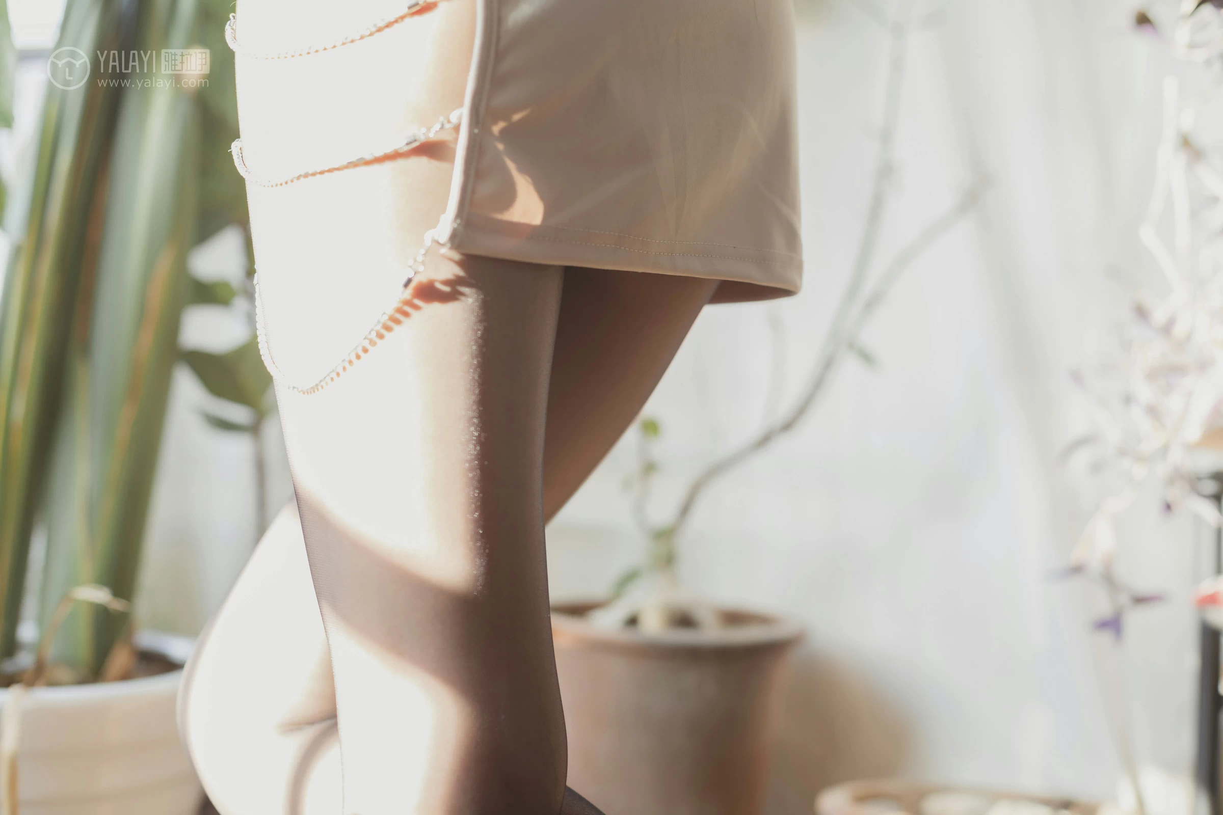 [YALAYI雅拉伊]No.299 香蜜 凉儿 米色裸背连身裙加黑色丝袜美腿性感私房写真集第9张