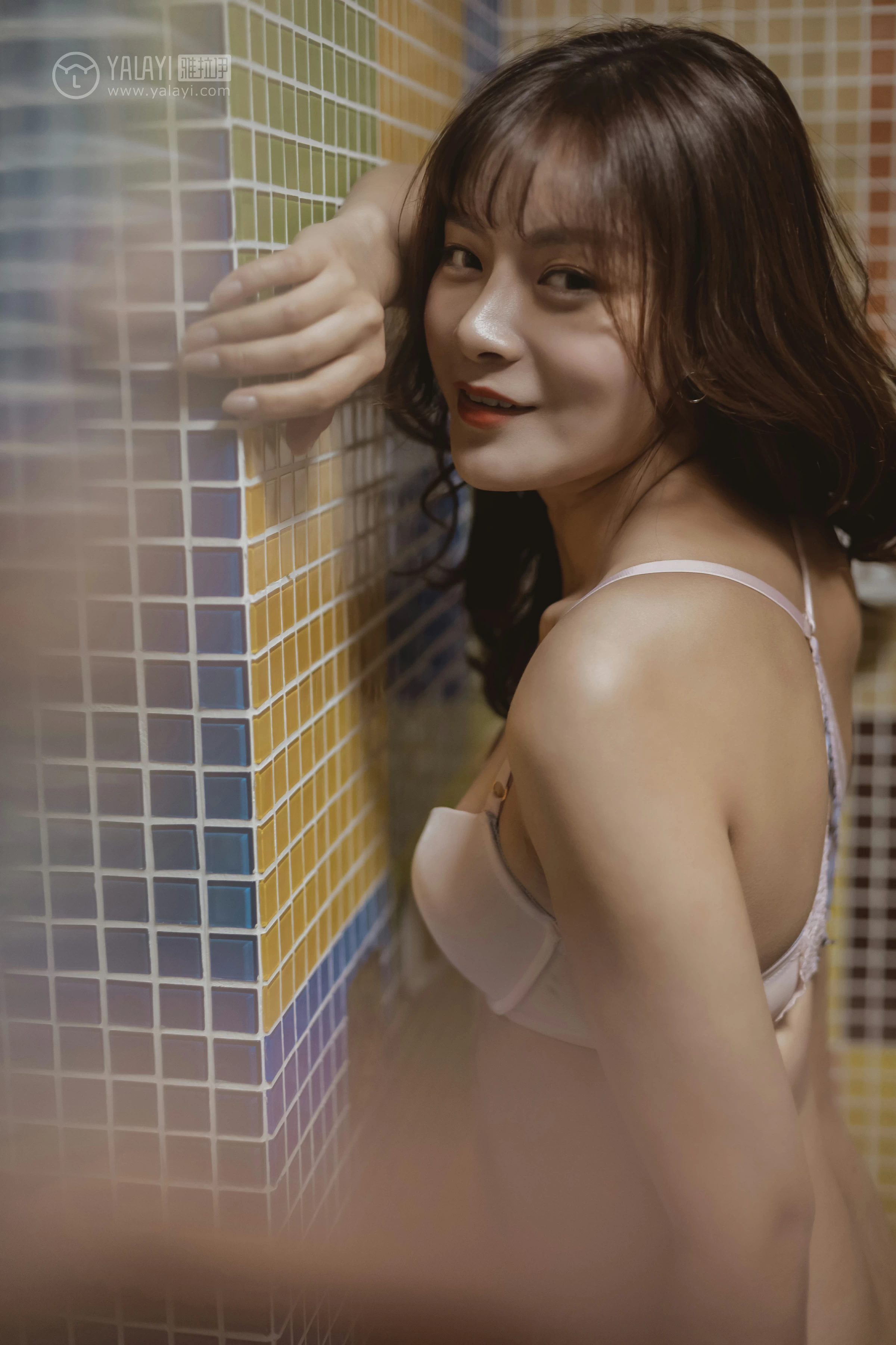 [YALAYI雅拉伊]No.301 角落里 芷琳 白色浴袍加粉色内衣性感私房写真集第14张