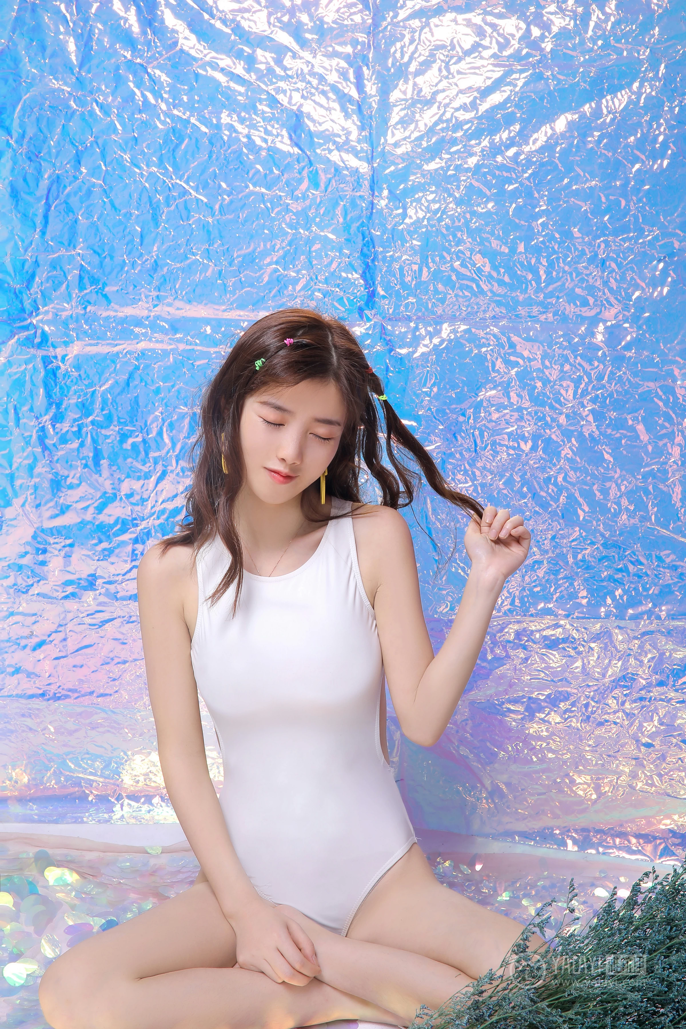 [YALAYI雅拉伊]No.307 闪亮女孩 圈圈 白色连体比基尼泳装性感私房写真集第10张