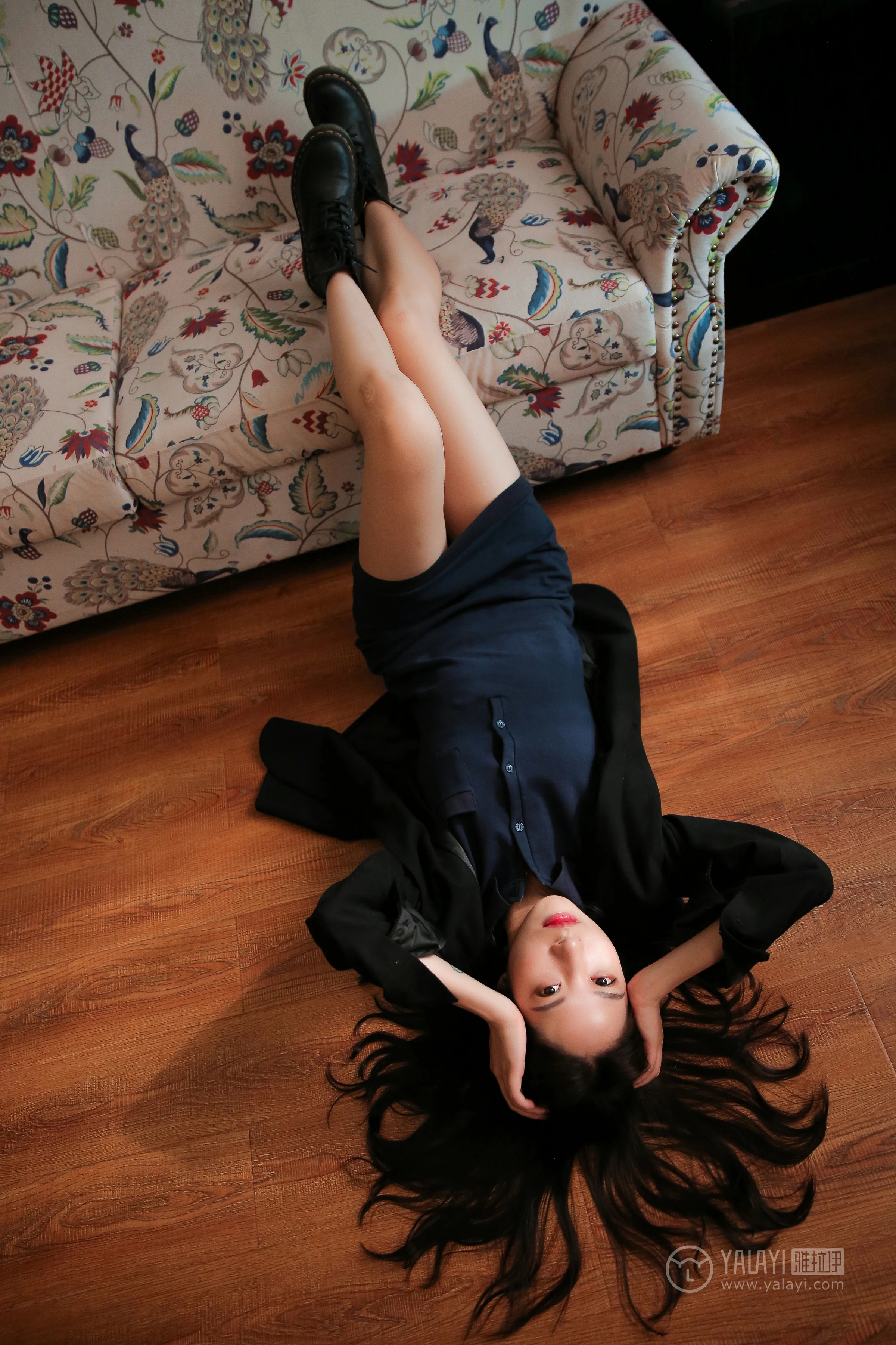 [YALAYI雅拉伊]No.308 蓝色房子 蓝心 黑色外套加蓝色连身制服裙性感私房写真集第6张