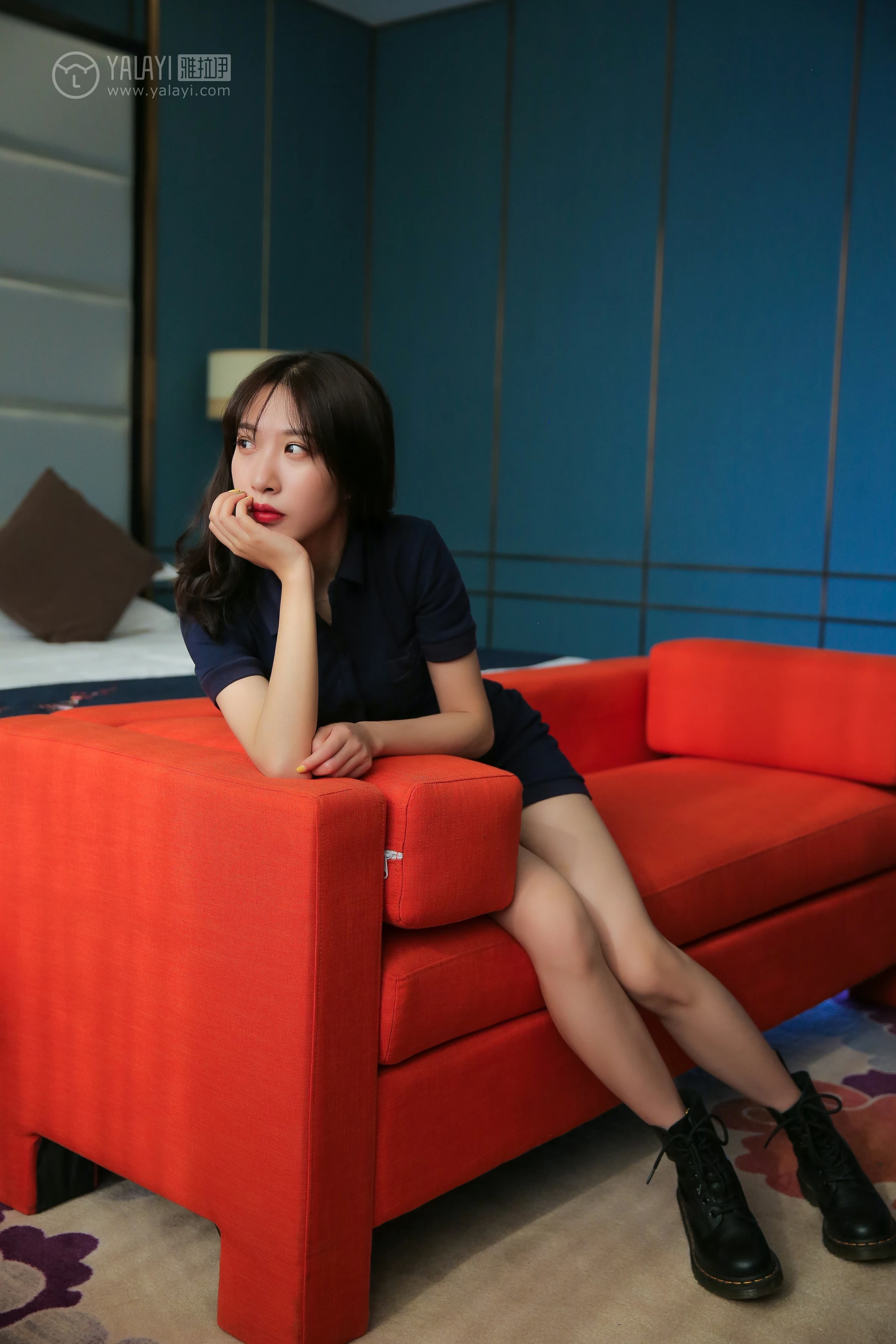 [YALAYI雅拉伊]No.308 蓝色房子 蓝心 黑色外套加蓝色连身制服裙性感私房写真集第12张