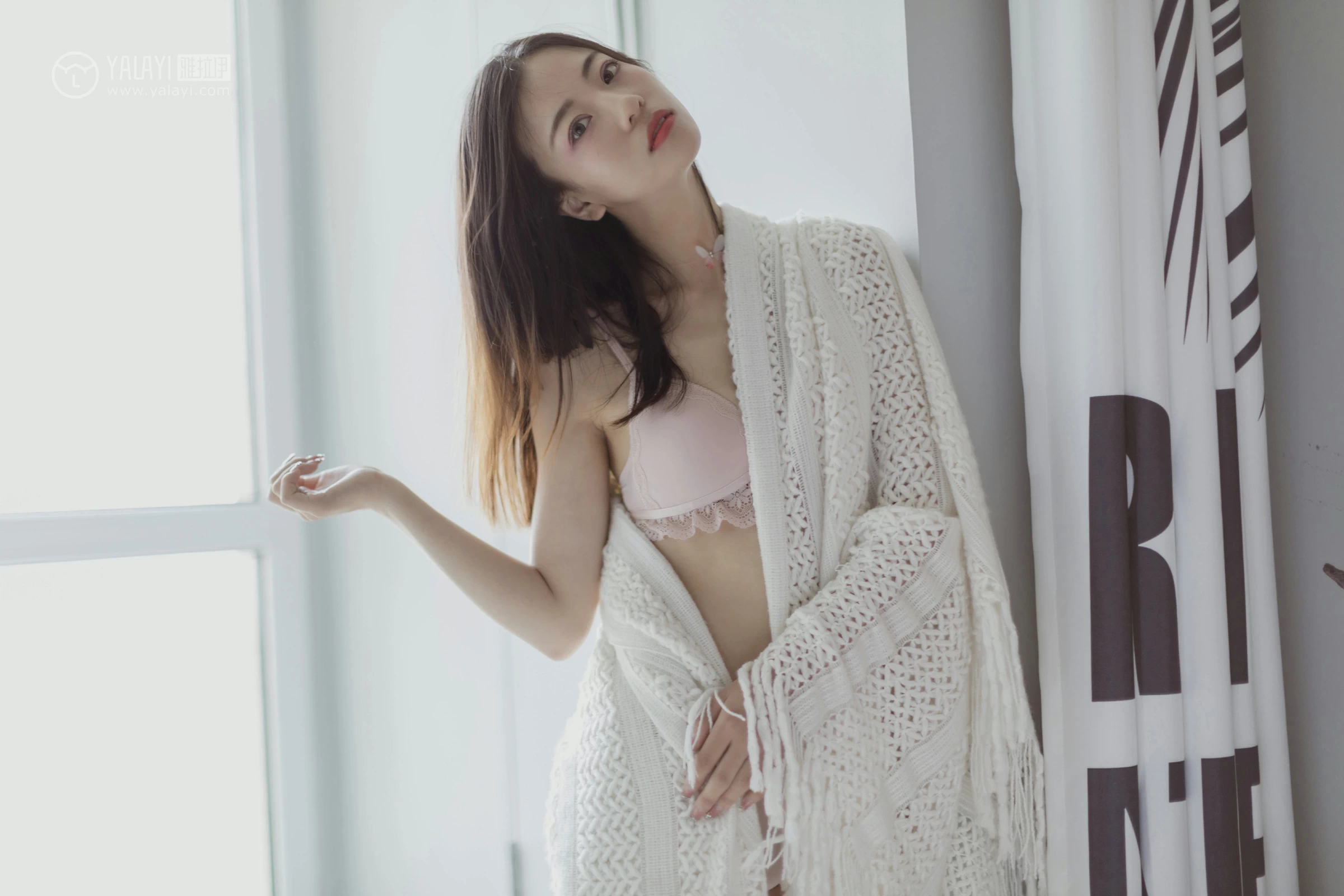 [YALAYI雅拉伊]No.316 叫她起床 高若童 白色睡衣加粉色蕾丝内衣性感私房写真集第15张