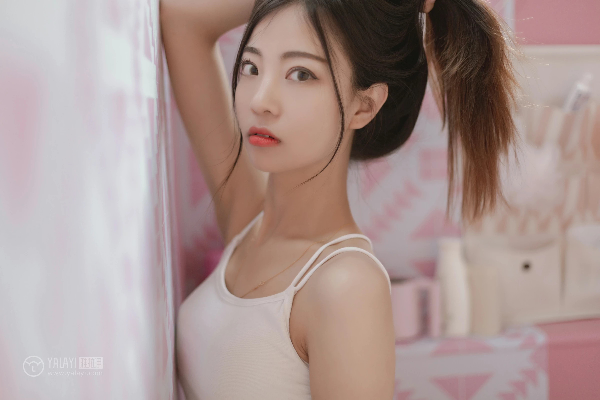 [YALAYI雅拉伊]No.327 粉色恋爱季 高若童 白色性感小背心加白色内衣居家私房写真集第13张