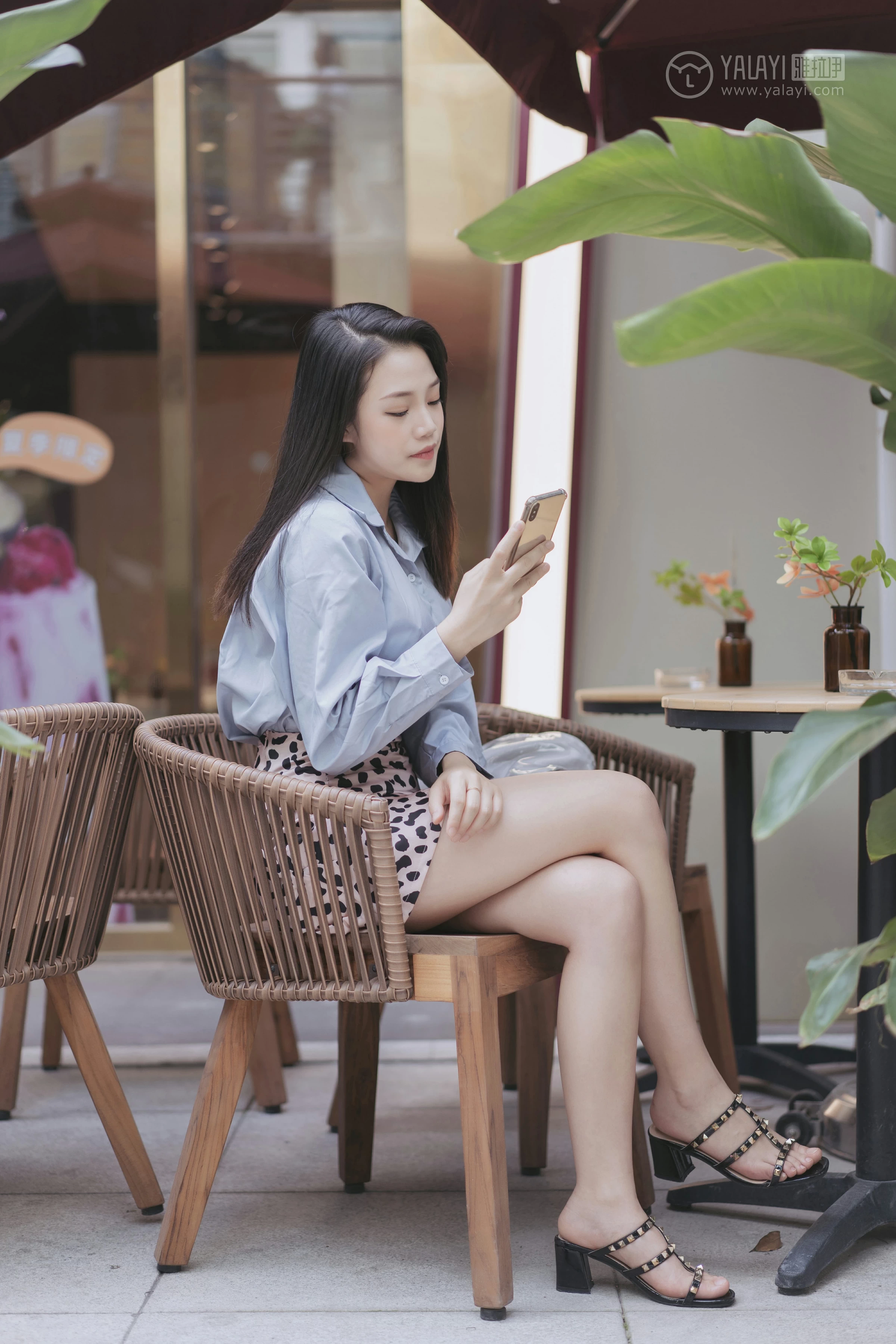 [YALAYI雅拉伊]No.330 假日出行 洋儿 蓝色衬衫加豹纹短裙性感私房写真集第1张