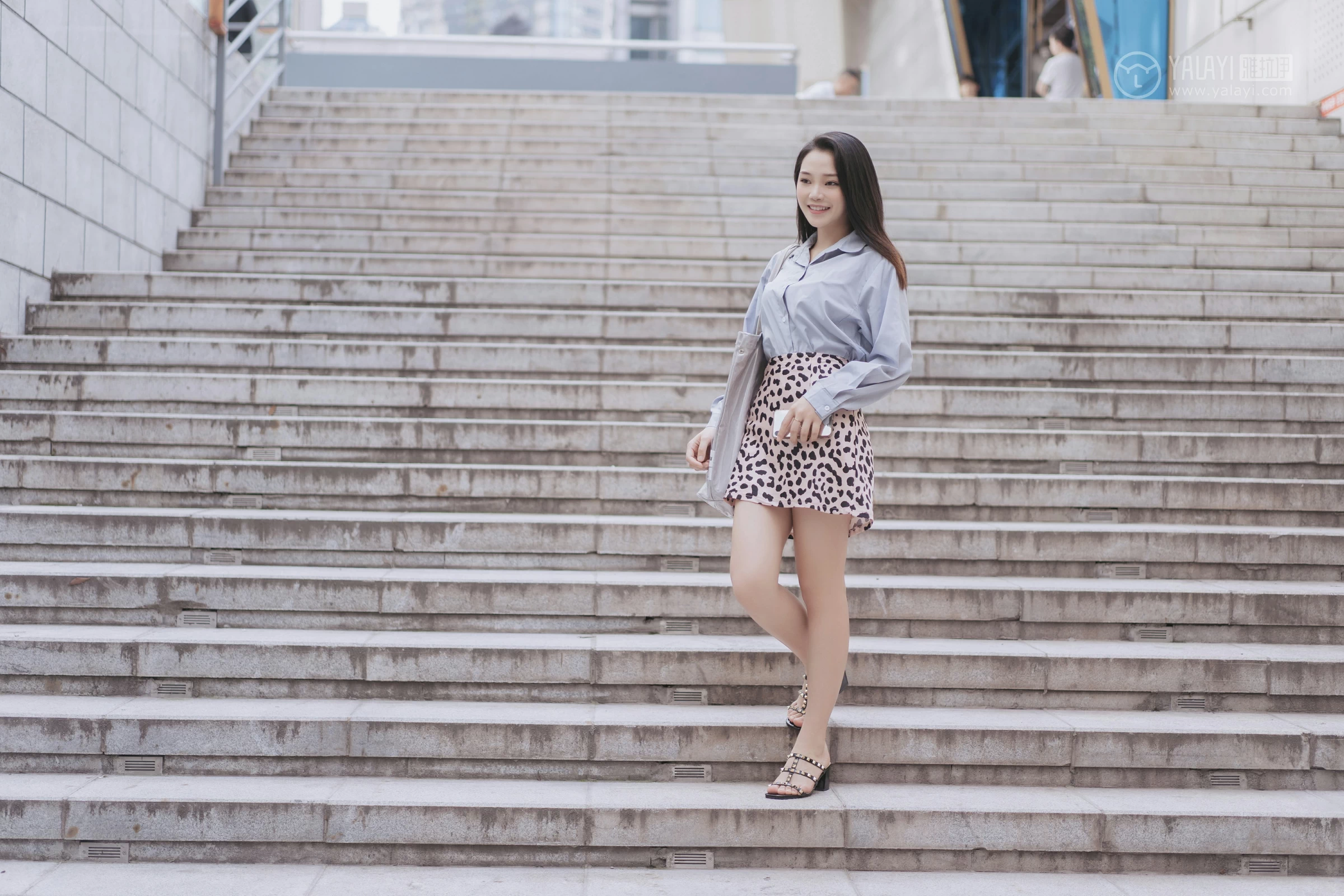 [YALAYI雅拉伊]No.330 假日出行 洋儿 蓝色衬衫加豹纹短裙性感私房写真集第5张