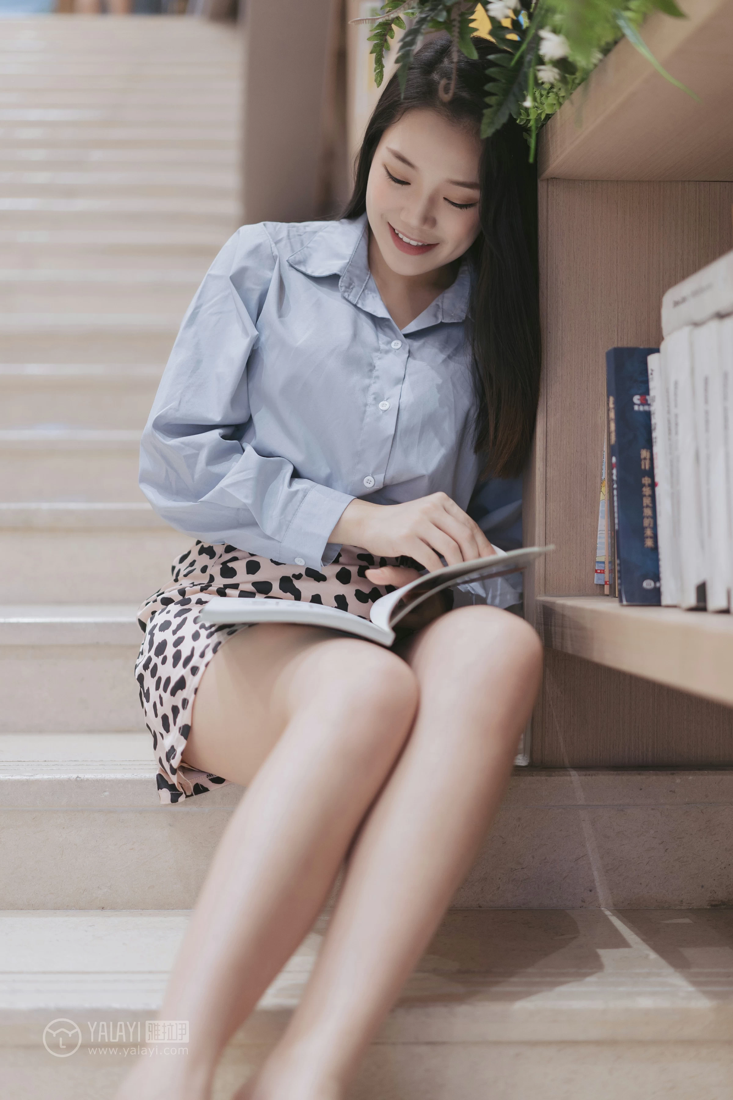 [YALAYI雅拉伊]No.330 假日出行 洋儿 蓝色衬衫加豹纹短裙性感私房写真集第15张