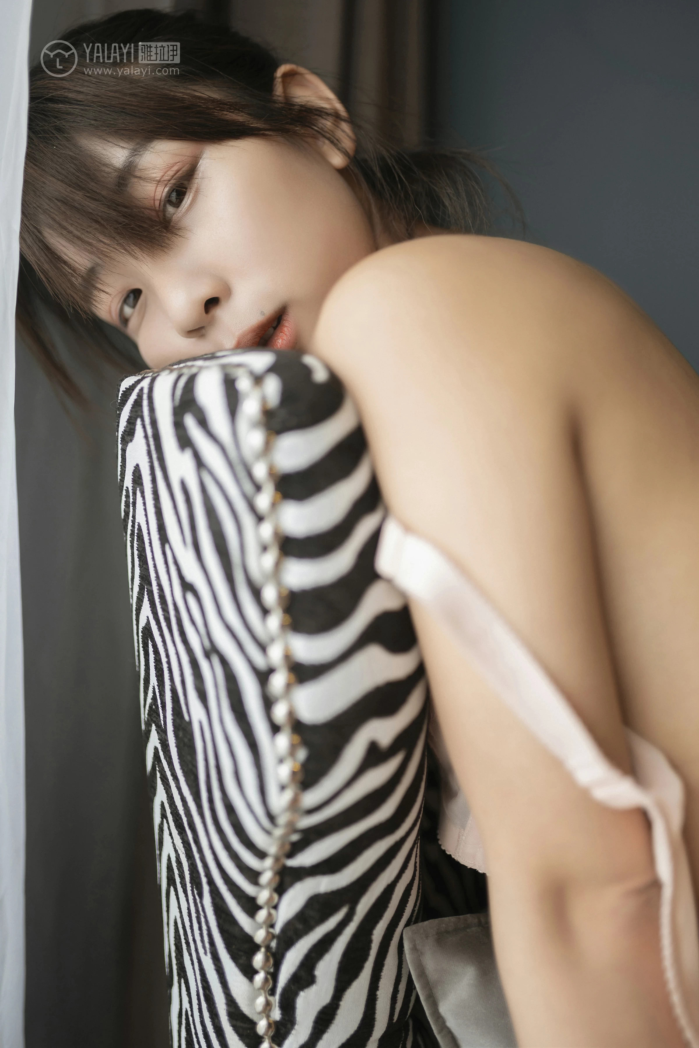 [YALAYI雅拉伊]No.335 斑马斑马 俞青青 粉色蕾丝内衣加粉色内裤性感私房写真集第6张