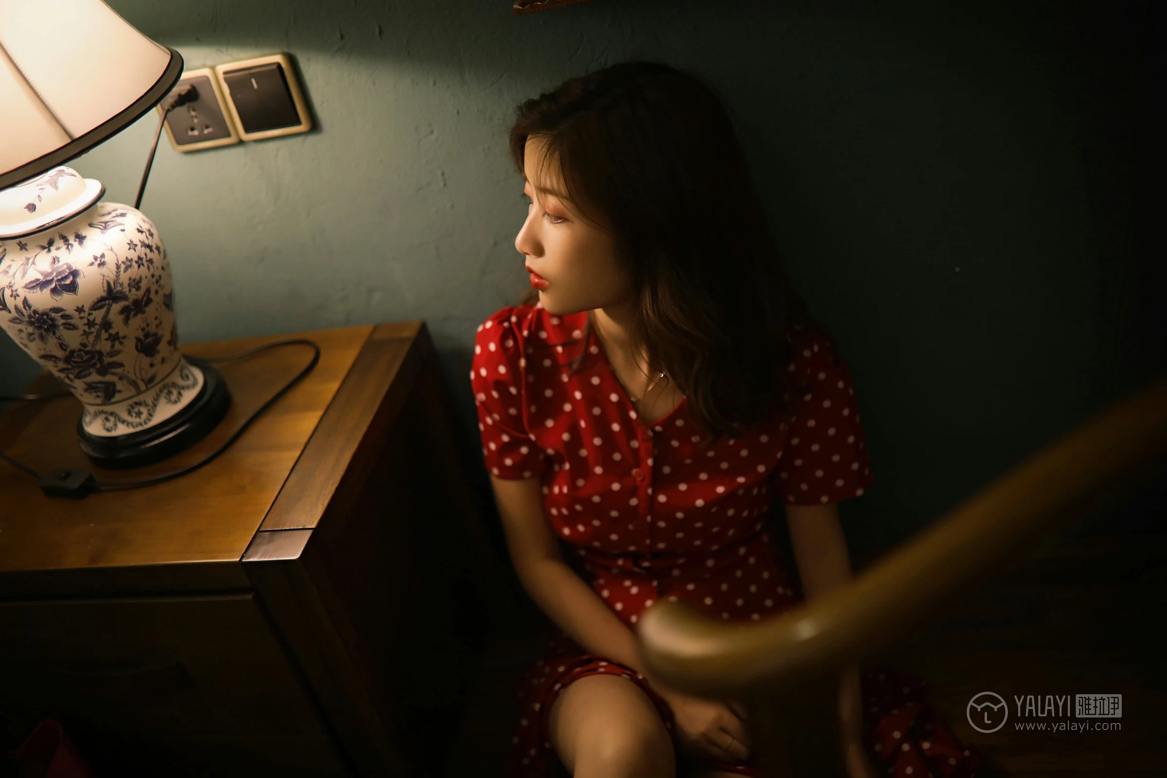 [YALAYI雅拉伊]No.347 失眠夜 圈圈 红色亮点连衣裙居家私房写真集第4张