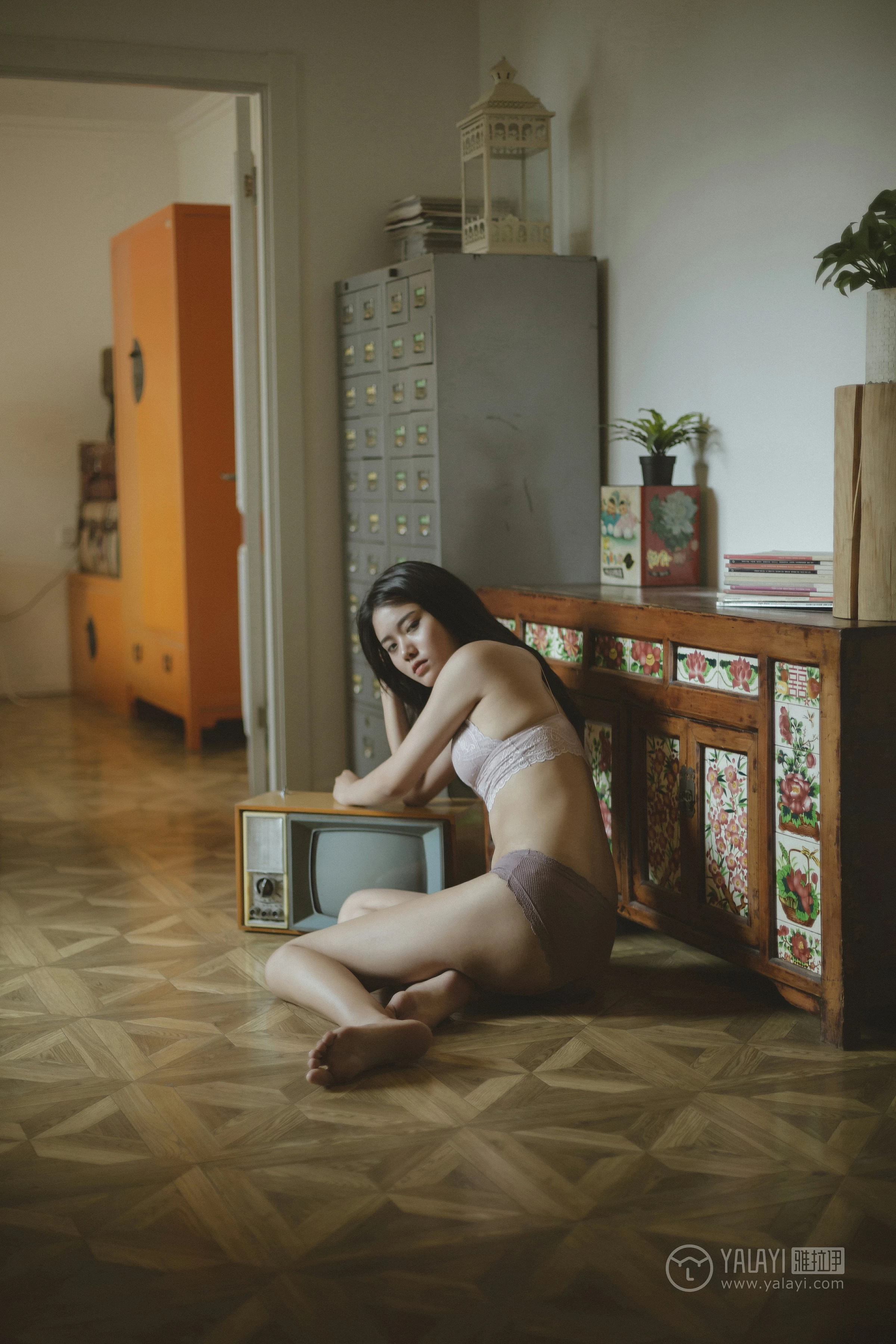 [YALAYI雅拉伊]No.350 情绪挑拨 荔子 粉色蕾丝内衣性感私房写真集第7张