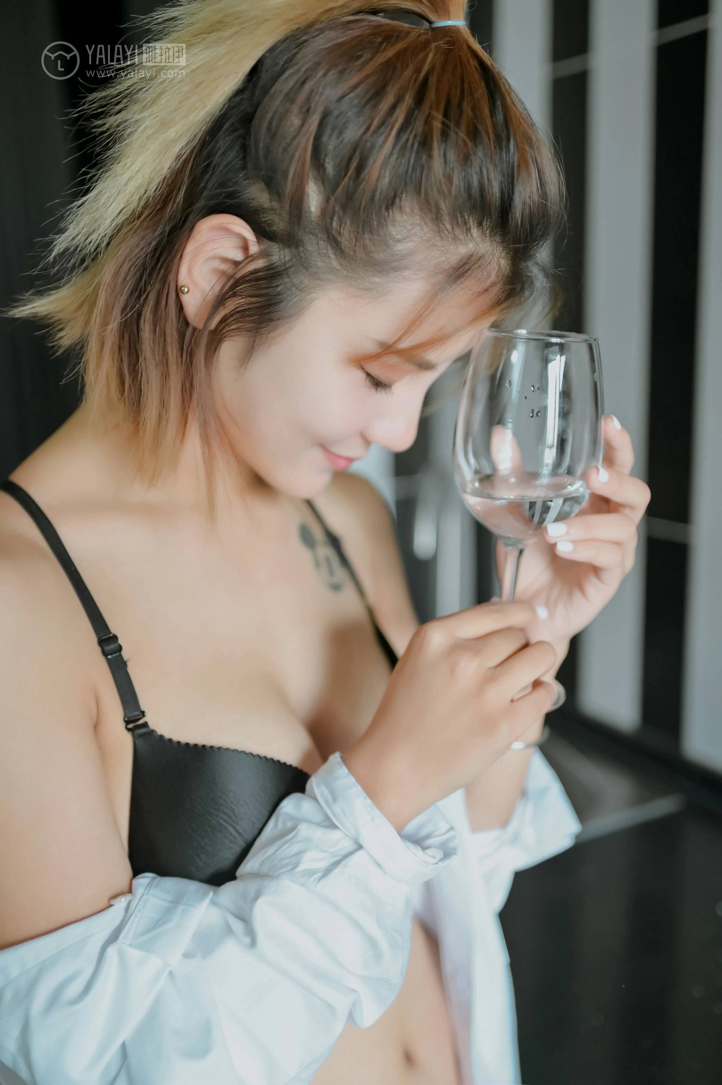 [YALAYI雅拉伊]No.351 黑夜女神 米奇 白色衬衫加黑色内衣居家性感私房写真集第3张