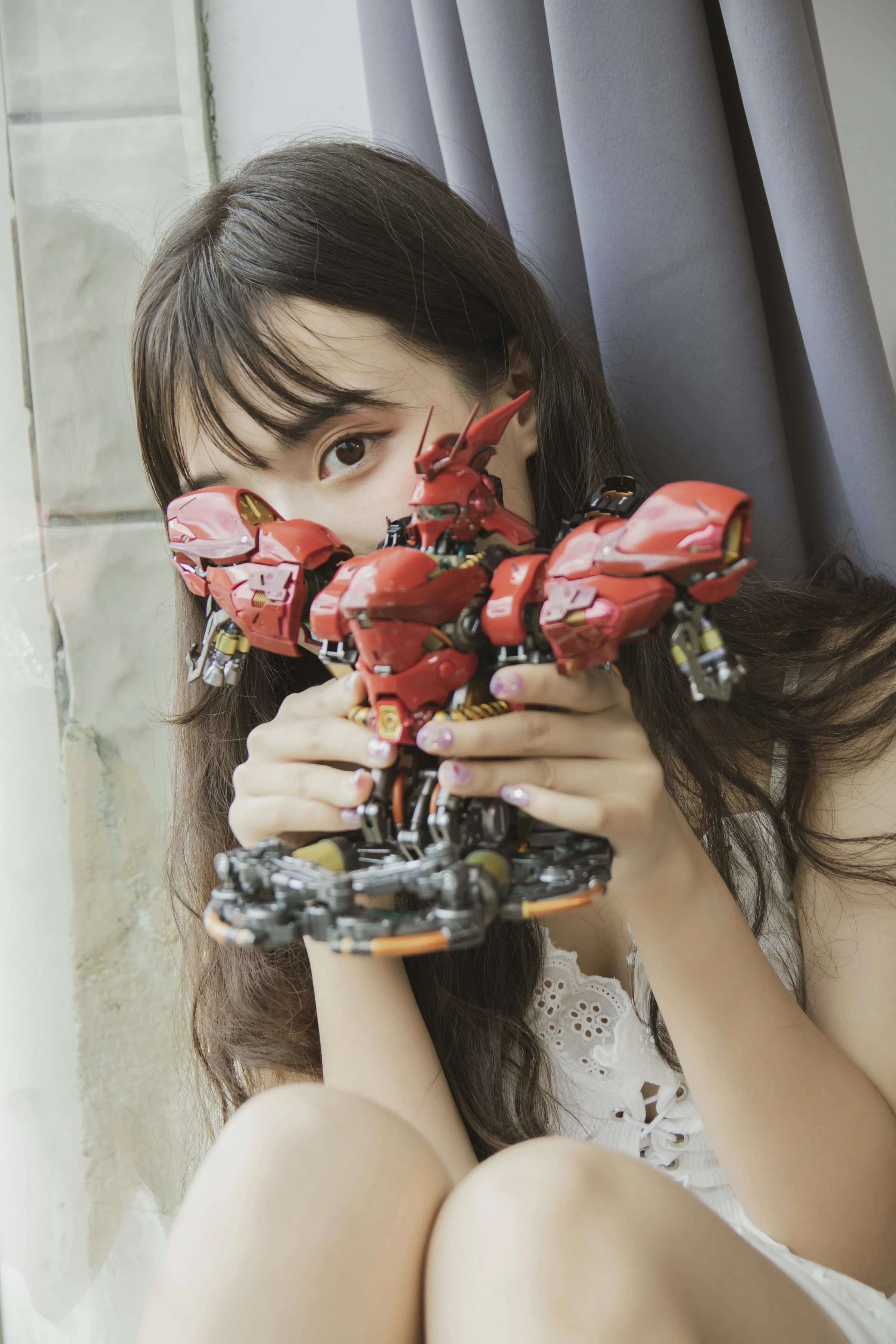 [YALAYI雅拉伊]No.357 我的高达女友 阿橙 白色吊带蕾丝连衣裙清纯可爱私房写真集第10张