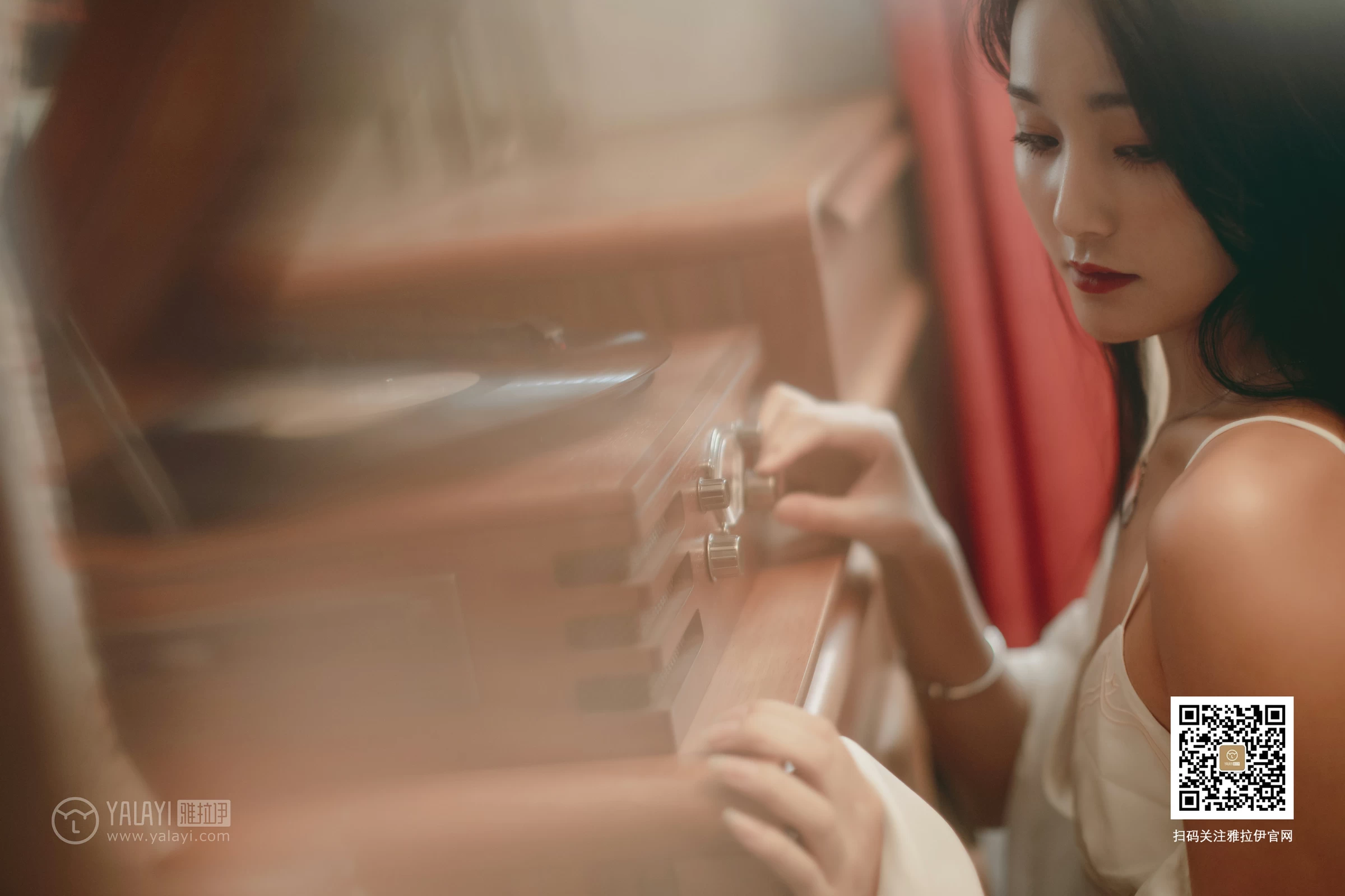 [YALAYI雅拉伊]No.361 Elegant 项兴咏 白色睡衣加白色吊带内衣性感私房写真集第14张