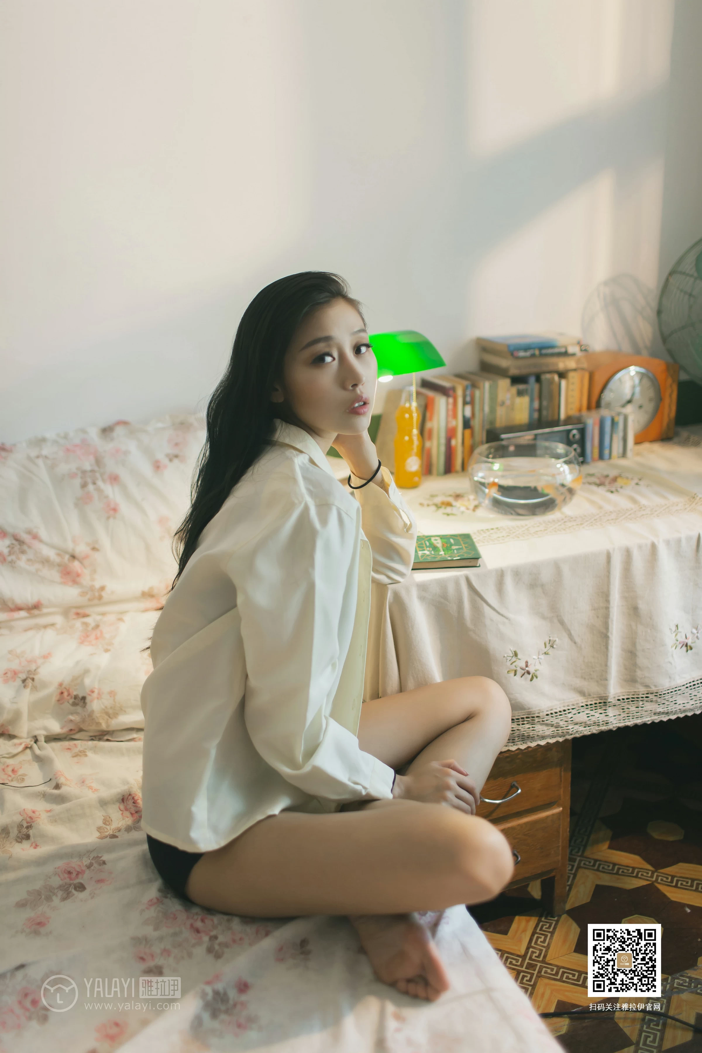 [YALAYI雅拉伊]No.368 梦醒时分 图雅 黑色透视情趣睡衣加红色蕾丝内衣性感私房写真集第1张