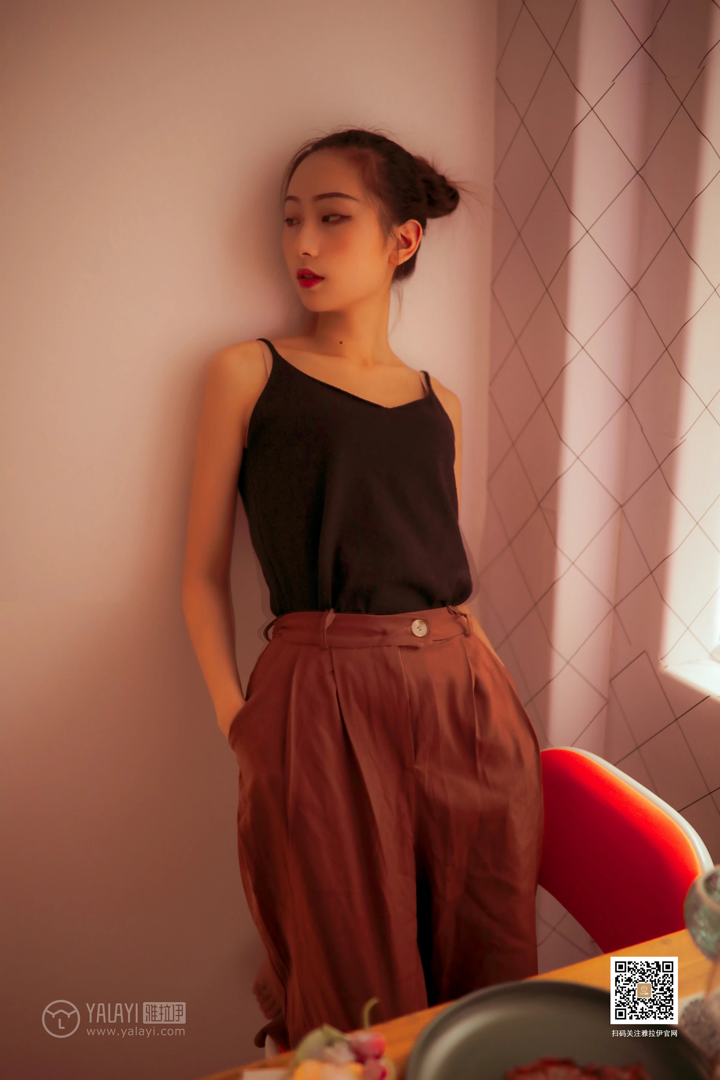[YALAYI雅拉伊]No.365 情关难解 晓琪 黑色性感小背心与红色长裤加黑色内衣私房写真集第8张