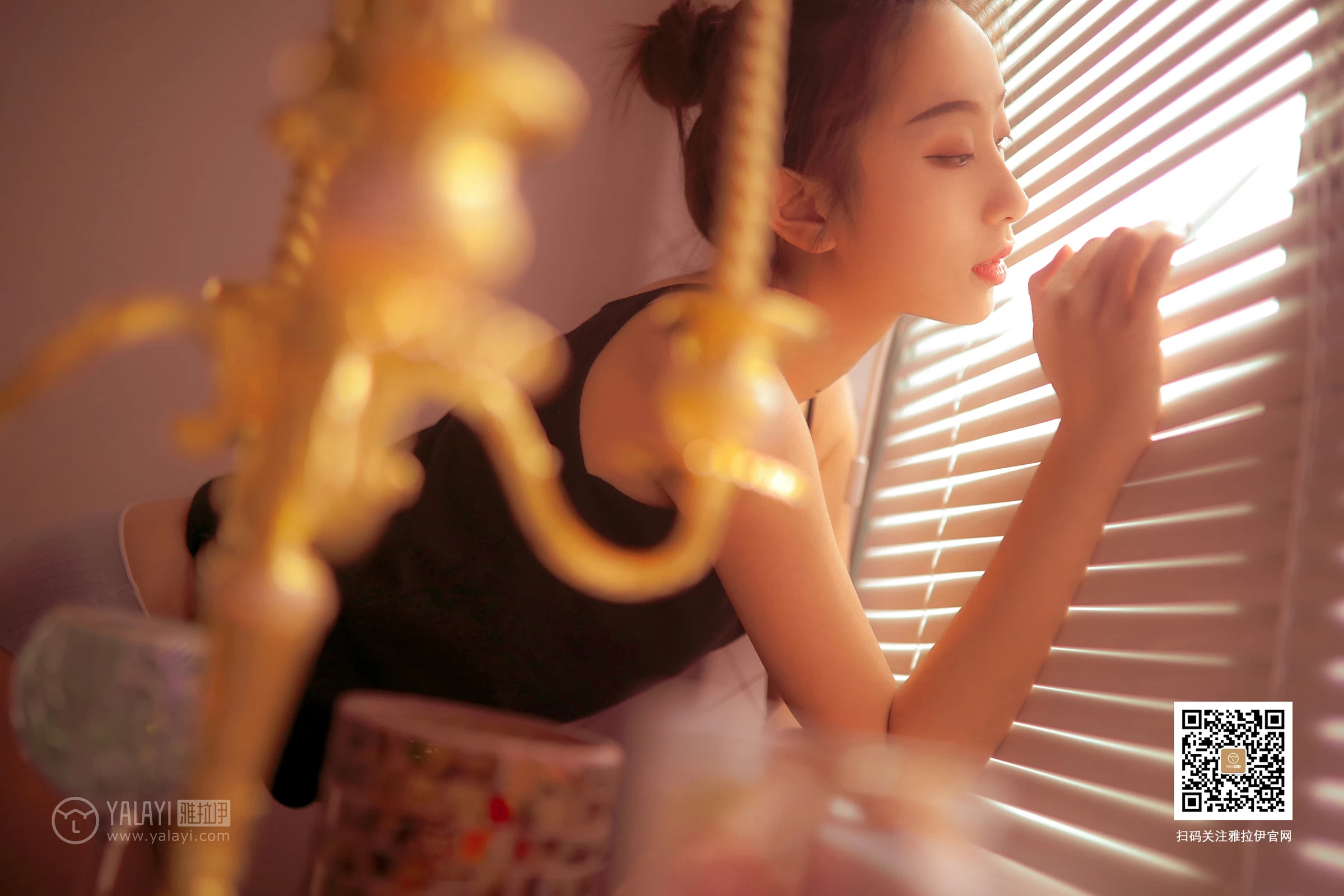 [YALAYI雅拉伊]No.365 情关难解 晓琪 黑色性感小背心与红色长裤加黑色内衣私房写真集第10张